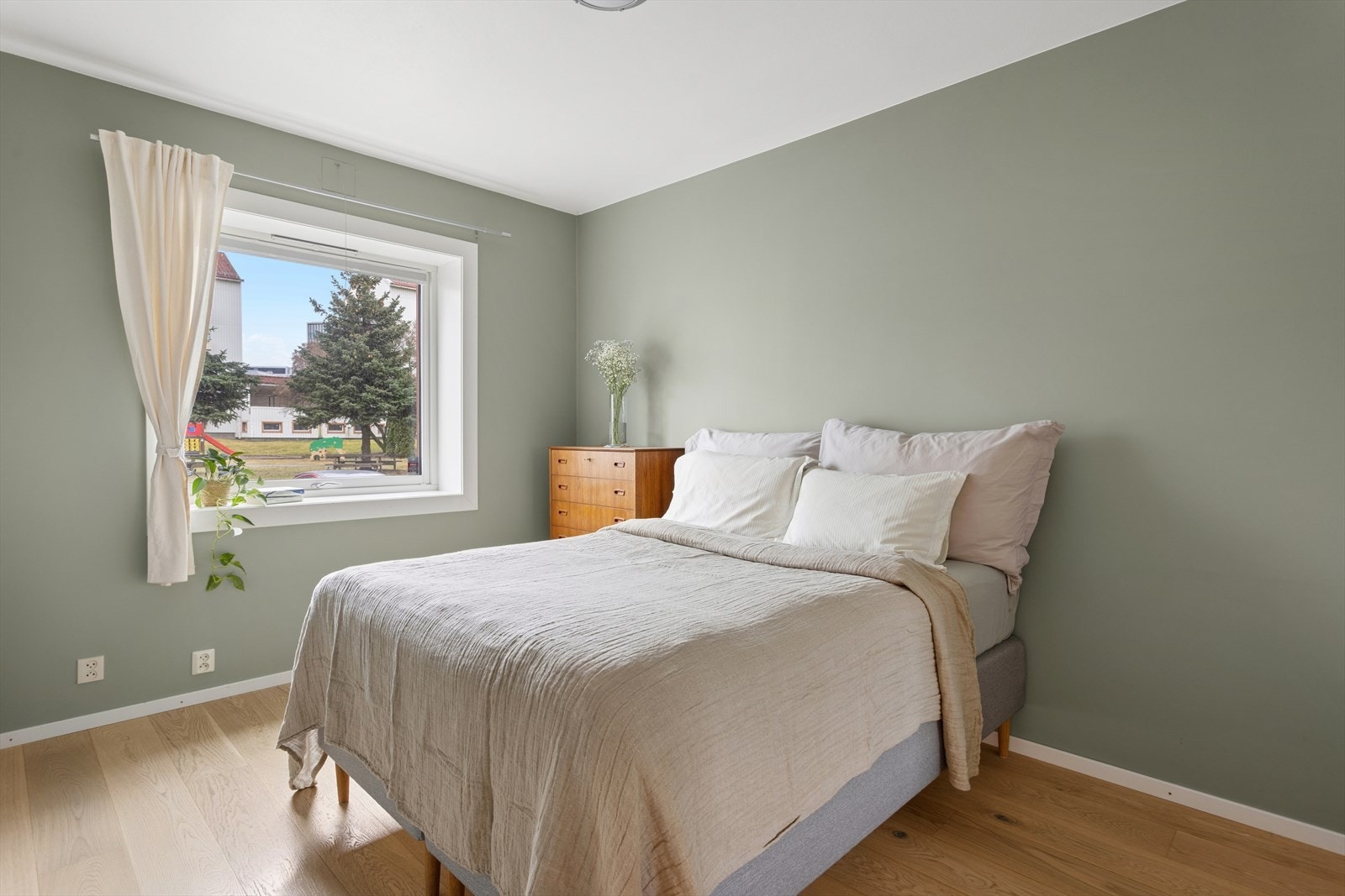 Hovedsoverommet har god plass til en stor dobbeltseng og nattbord Galleribilde