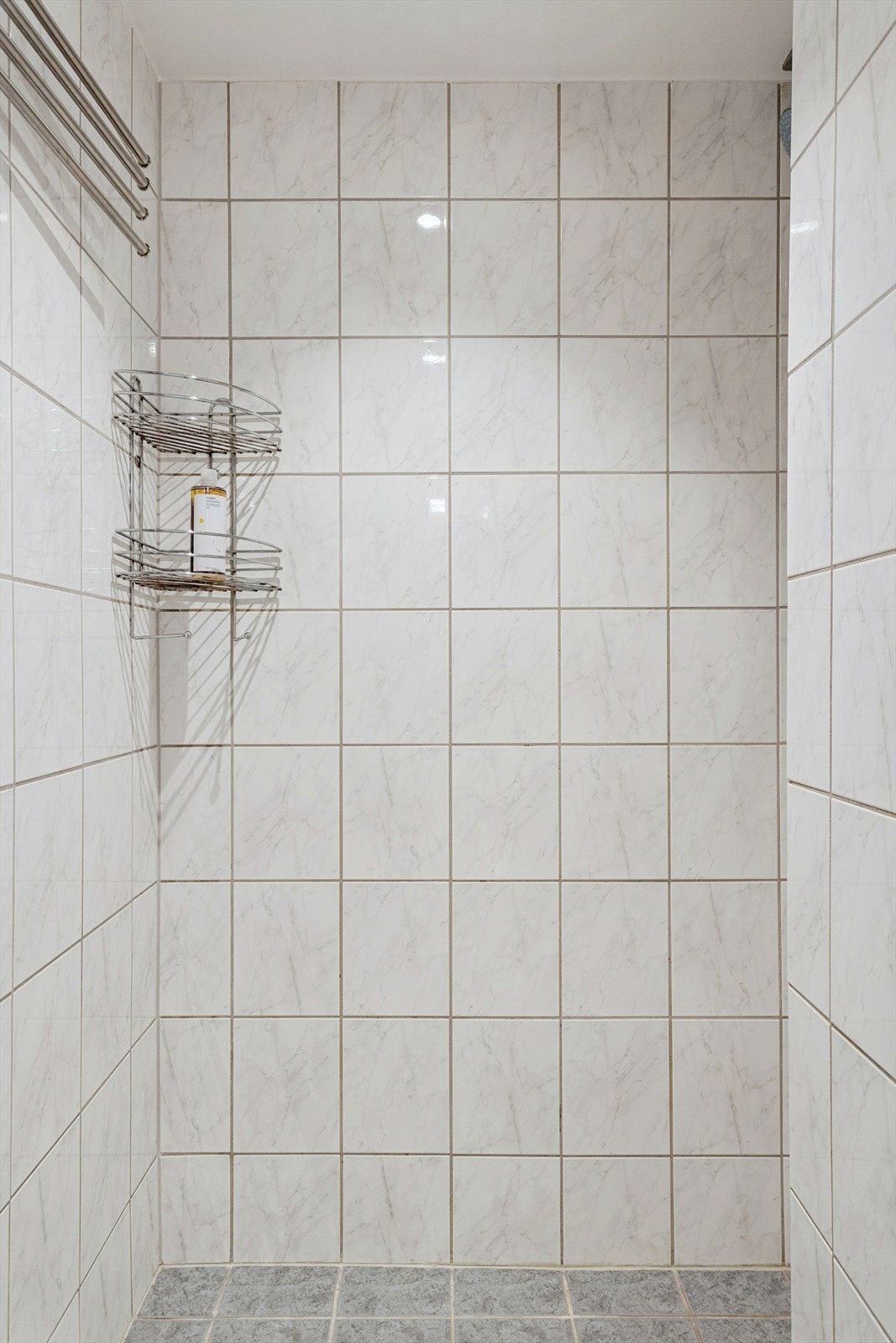 Romslig dusjnisje Galleribilde