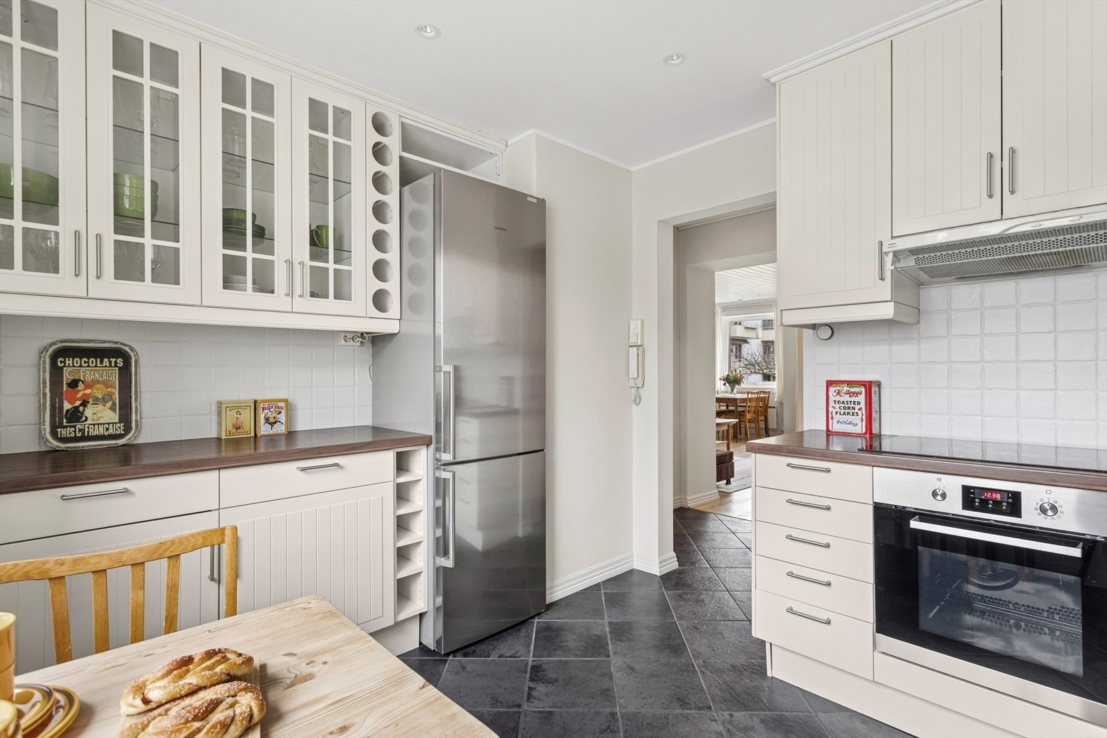 Stilrent kjøkken fra IKEA i separat rom Galleribilde