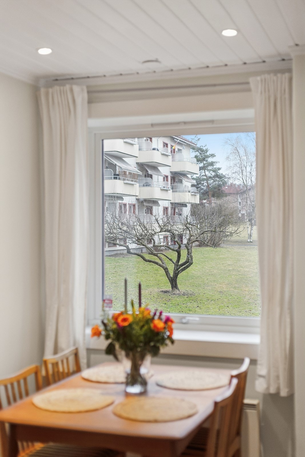 Det er god plass til en hyggelig spisestue ved vinduet med hyggelig utsyn over grønne fellesområder Galleribilde