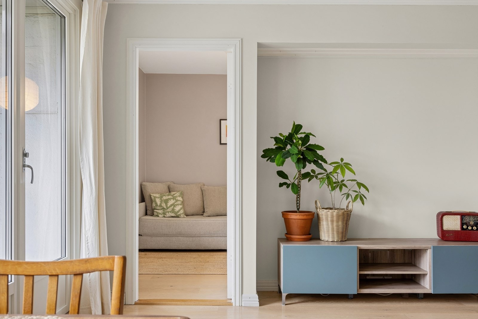 Stue med god plass til sofagruppe og tv-møblement Galleribilde