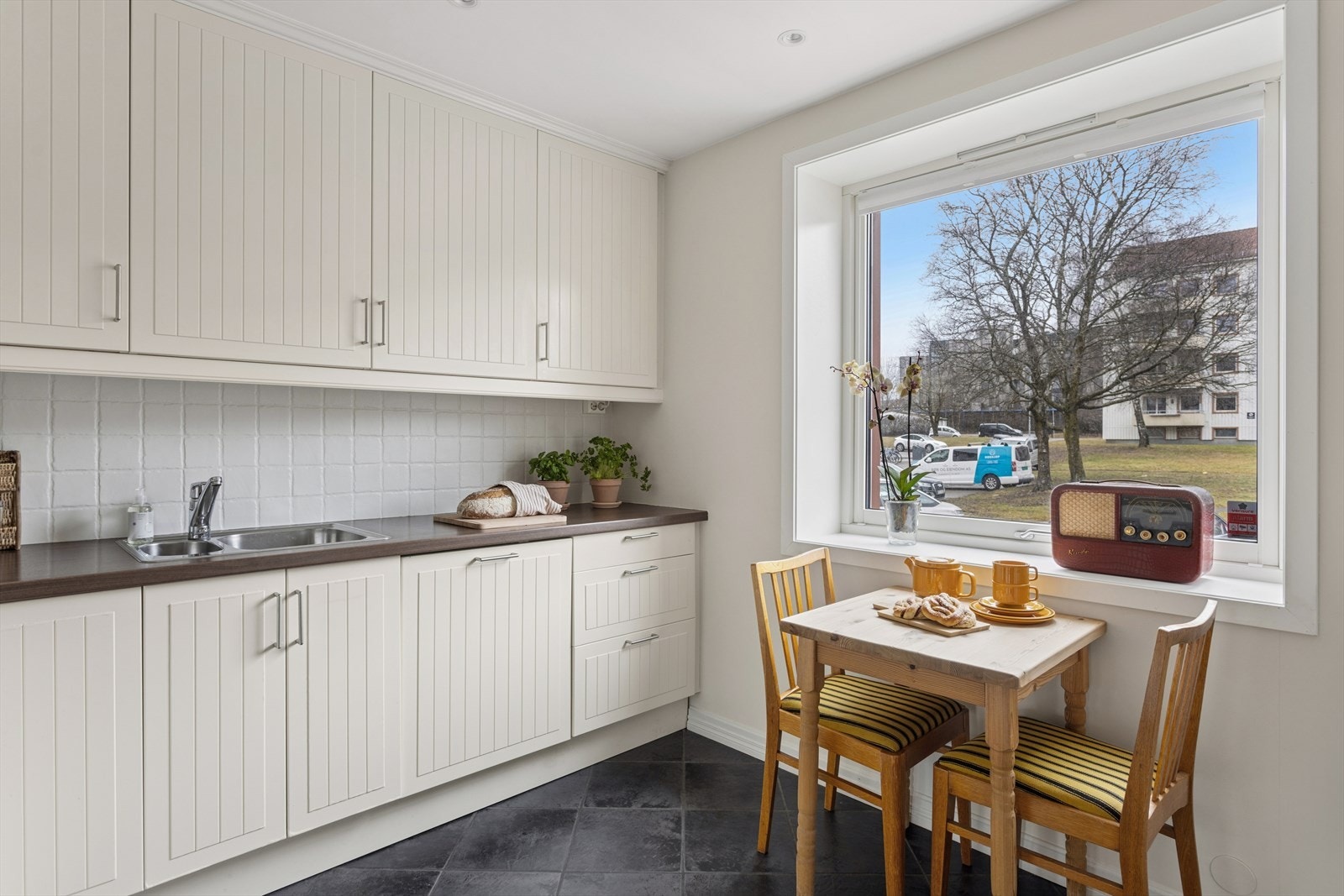 Integrert koketopp, stekeovn og oppvaskmaskin, samt frittstående kjøl-/fryseskap Galleribilde