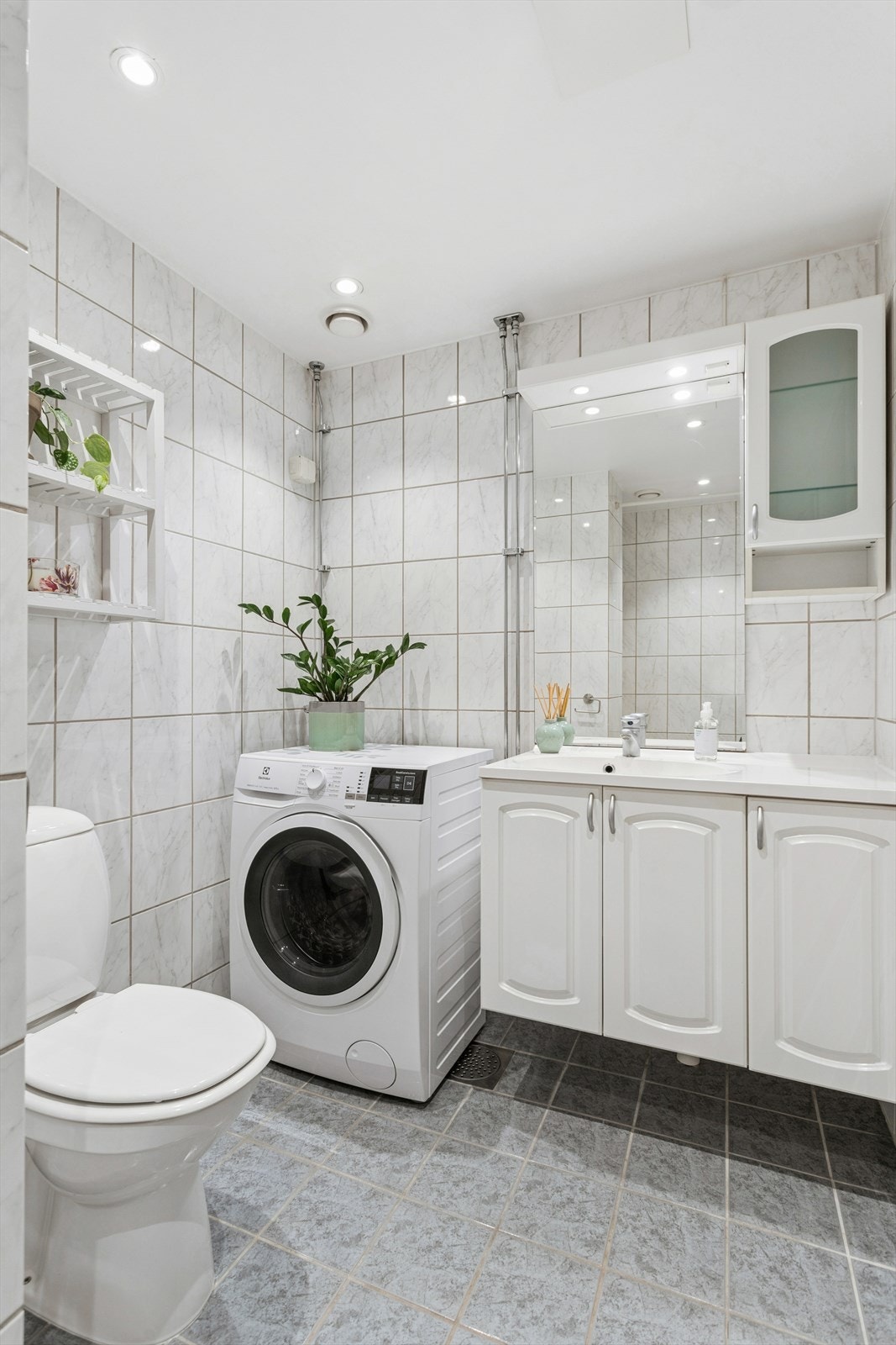 Lyst baderom med varmekabler i gulv og downlights i himling Galleribilde