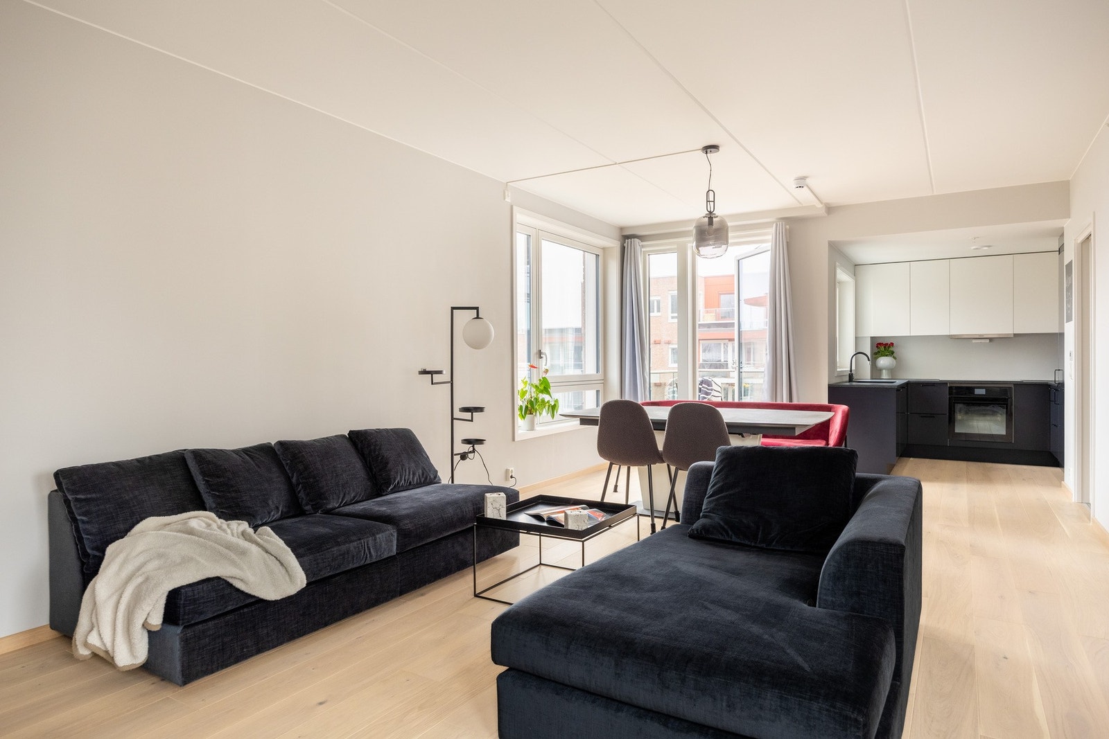 Stuen og kjøkkenet ligger i en sosial åpen løsning, som skaper et stort allrom. Galleribilde