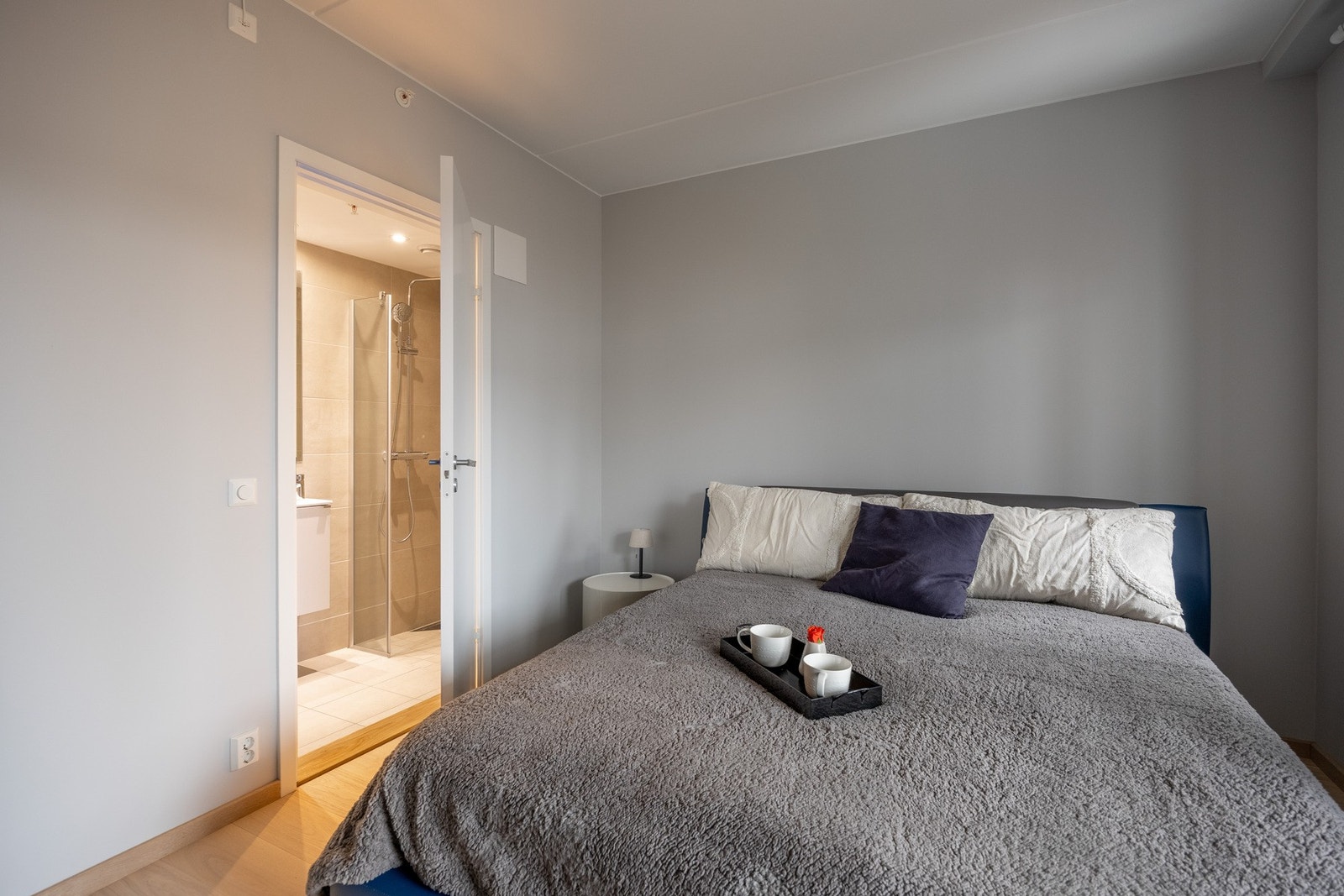 Videre adkomst til en-suite bad. Galleribilde