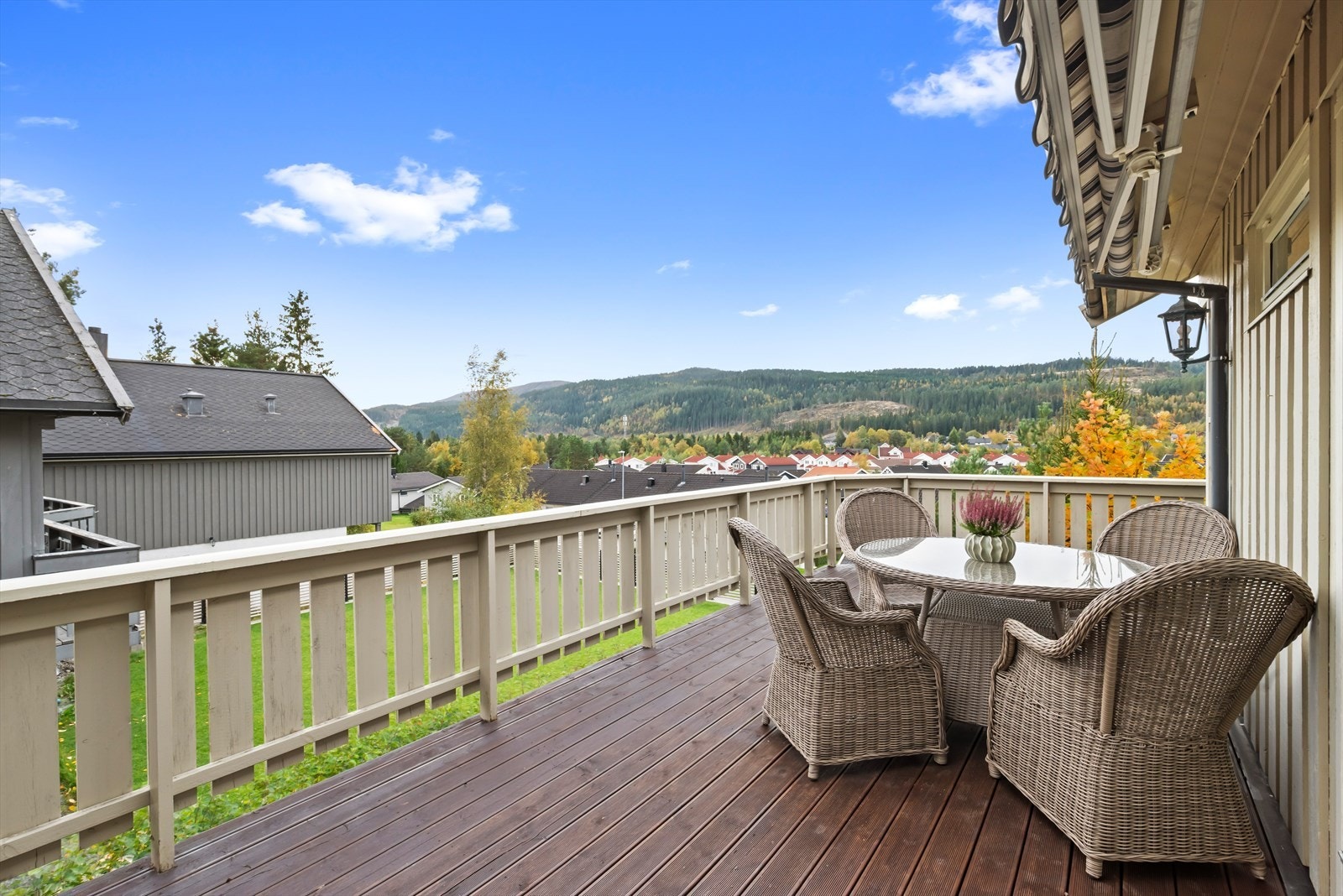 Rundt boligen er det pent opparbeidede uteområder med veranda på 32 m², terrasse på boligens forside og en frodige hage. Galleribilde