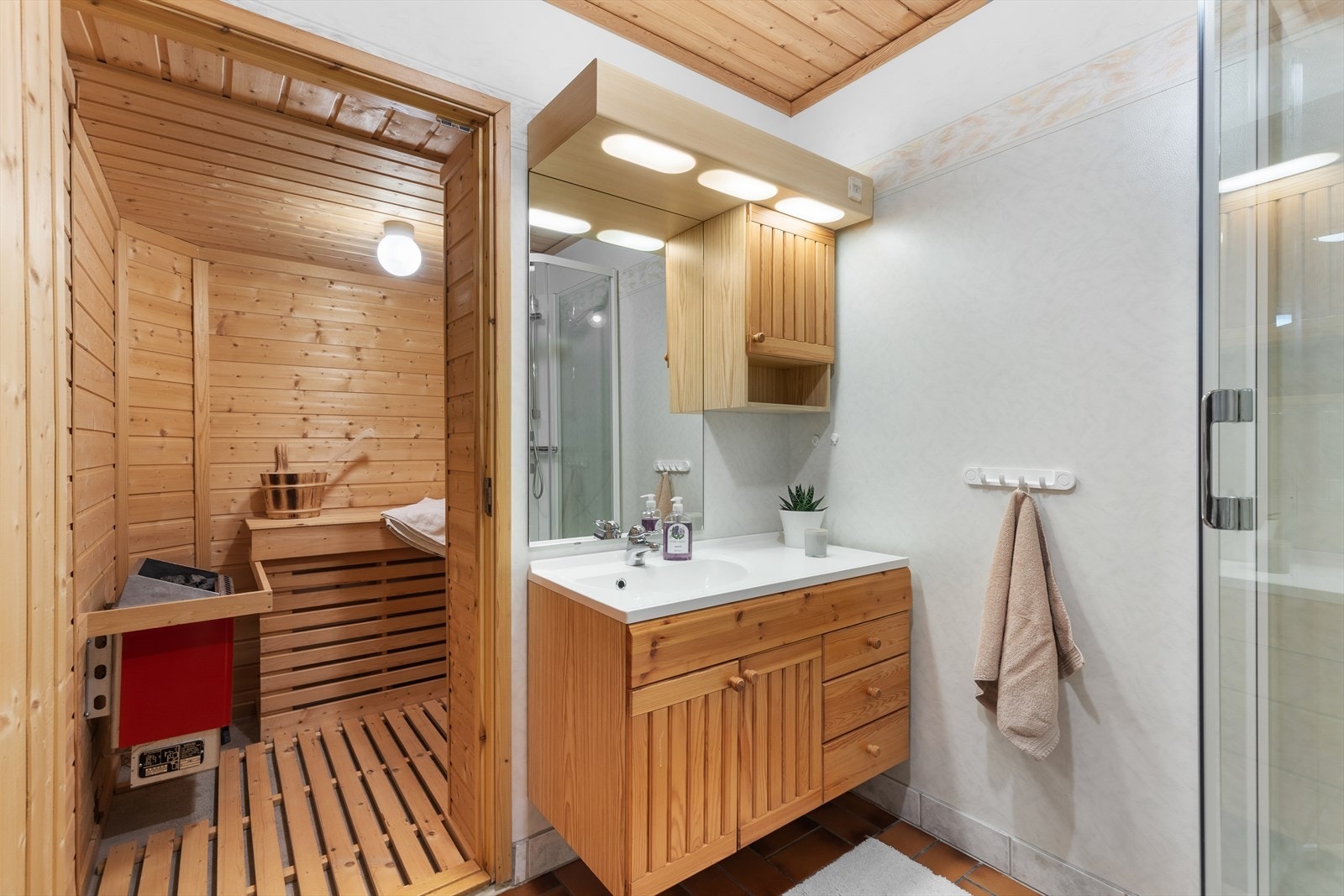 Fra badet er det direkte adkomst til badstue. Våtrommene er tilknyttet mekanisk avtrekk, og løsningen er vurdert til TG1 av takstmann. Galleribilde