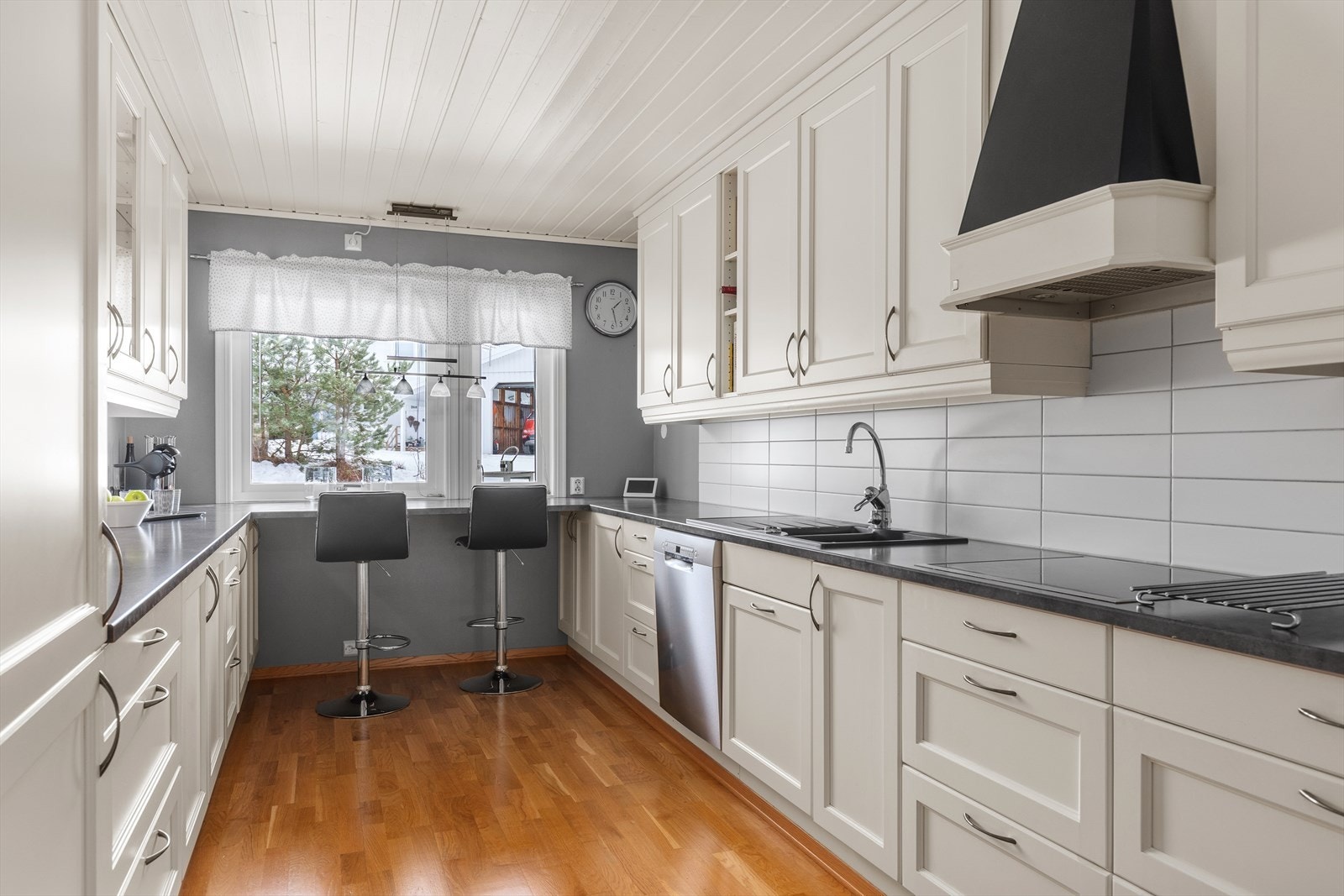 Det er foretatt rensing av ventilasjonsanlegget i boligen i 2025, og det elektriske anlegget er oppgradert med automatsikringer i 2022. Galleribilde