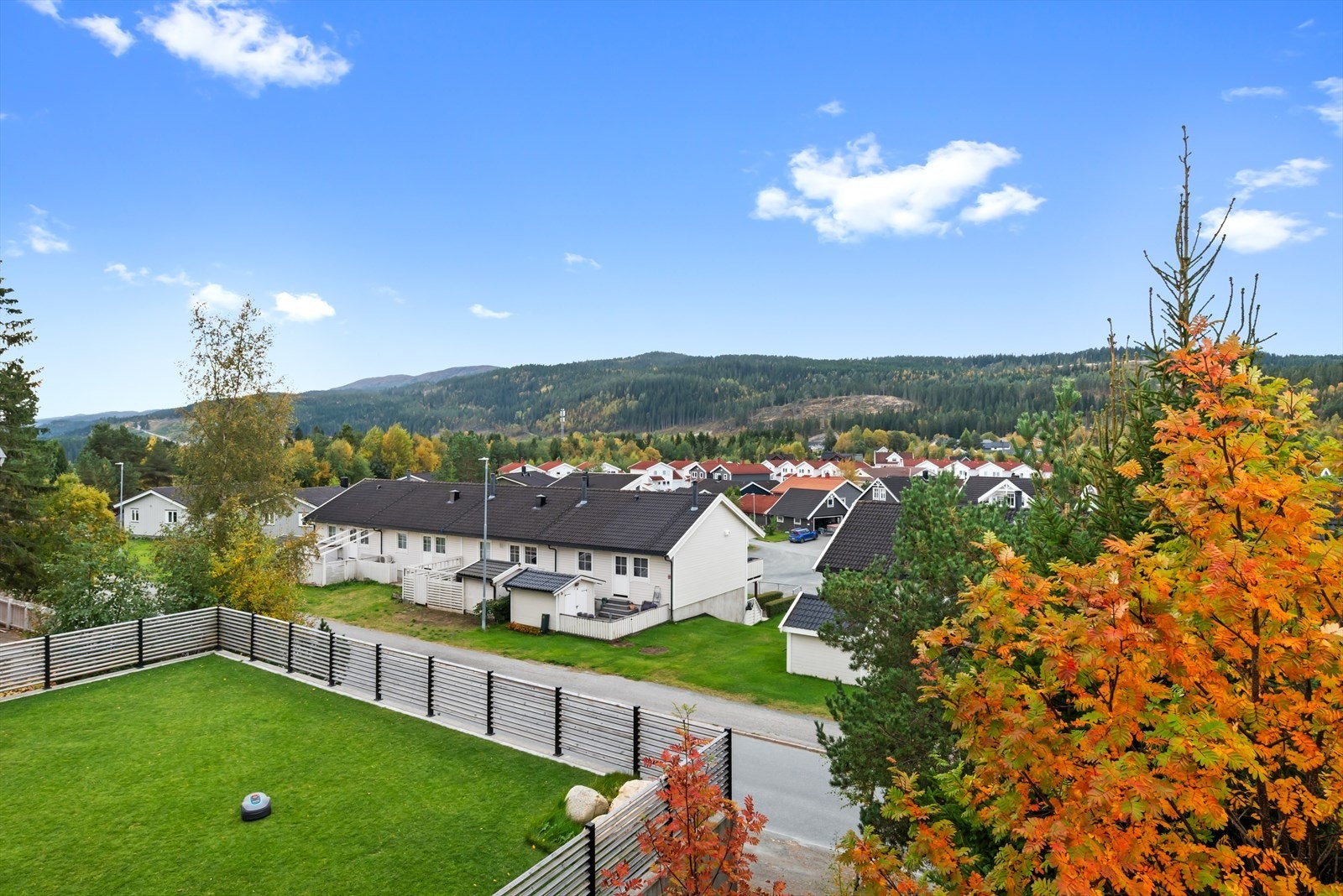 Fra eiendommen er det fin utsikt, og den vestvendte beliggenheten gir meget gode solforhold. Galleribilde