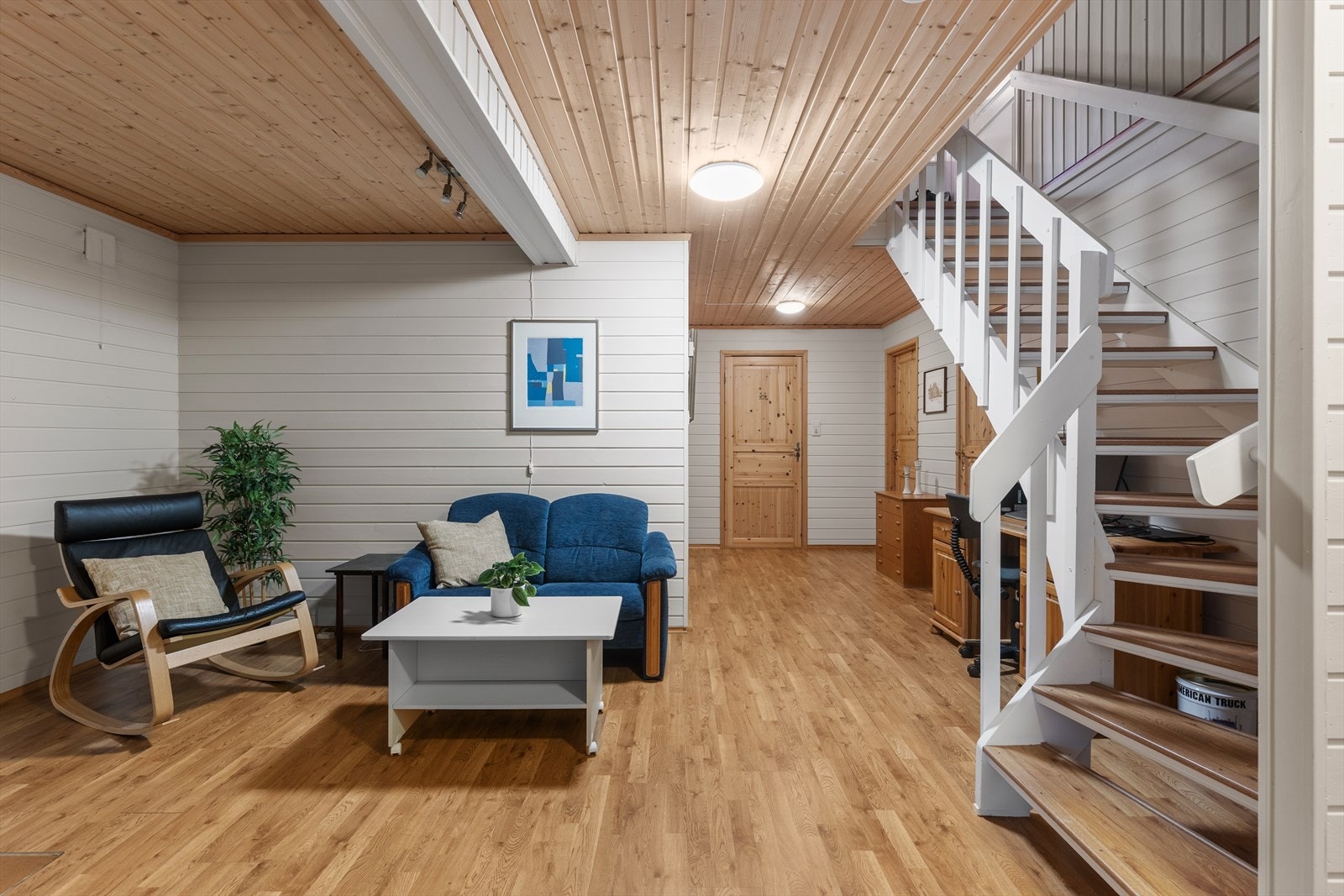 I sokkeletasjen er det første rommet innredet som kjellerstue, med et totalt areal på 27 m². Galleribilde