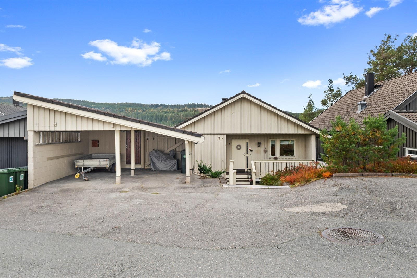 I enden av carporten er det også egen bod. Galleribilde
