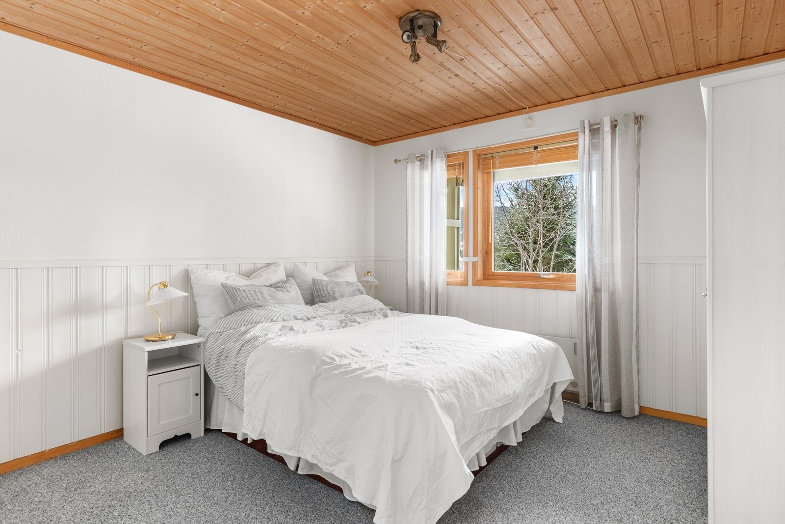 Soverom nummer to måler 12,5 m², også her med god plass til dobbeltseng og garderobeløsning. Galleribilde