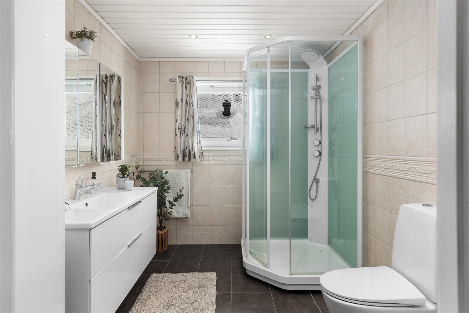 Vegg i vegg med det første soverommet er det første badet. Rommet måler 6,5 m², og er oppgradert i 2012 og 2017. Galleribilde