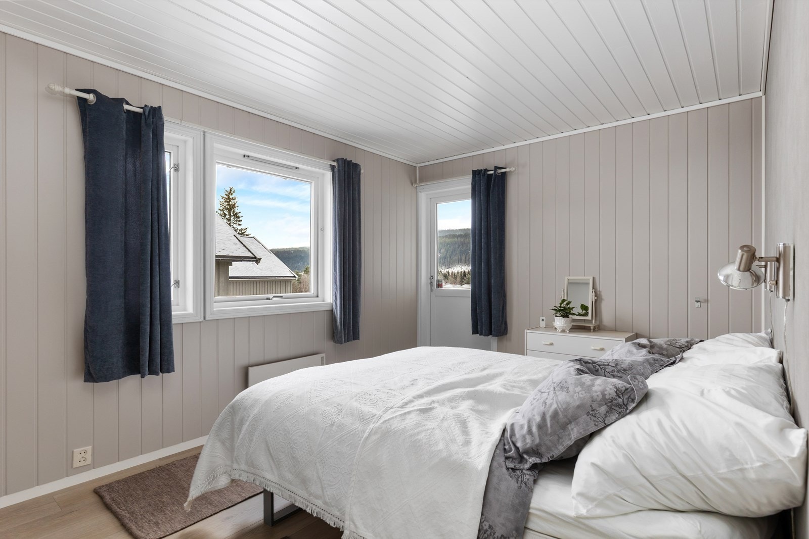 Det første soverommet måler hele 13,5 m² med god plass til dobbeltseng og stor garderobeløsning. Galleribilde