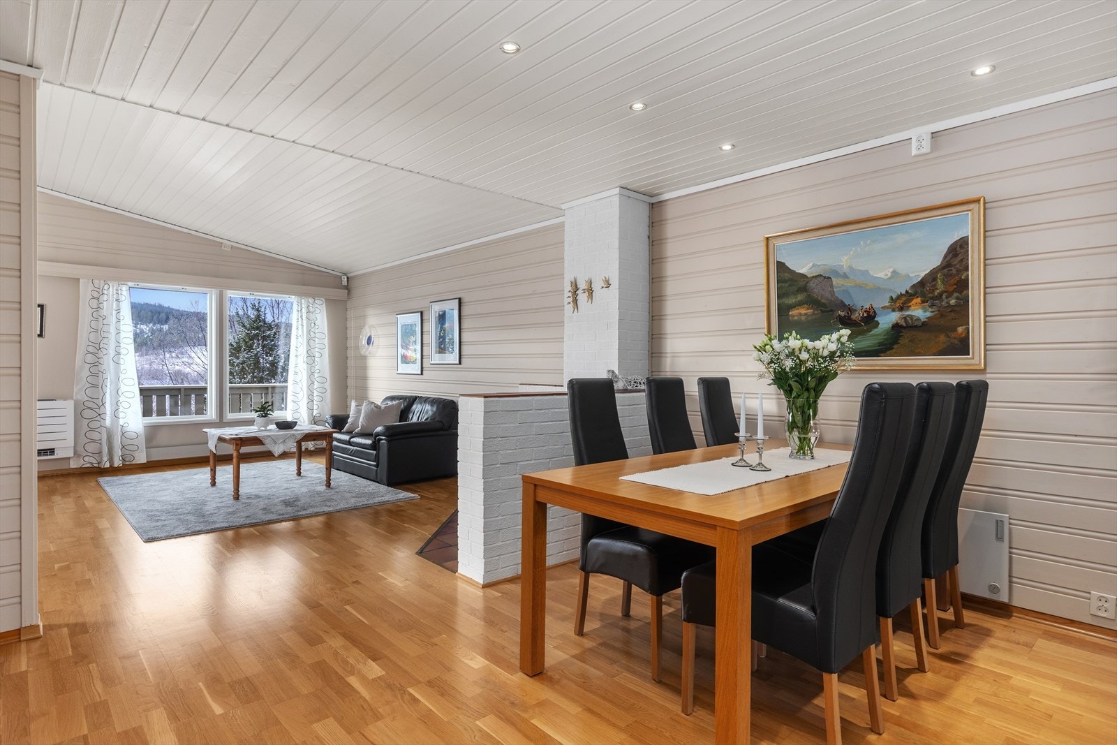 Boligen har et totalt areal på 207 m² BRA-i, fordelt over 2 plan. Galleribilde