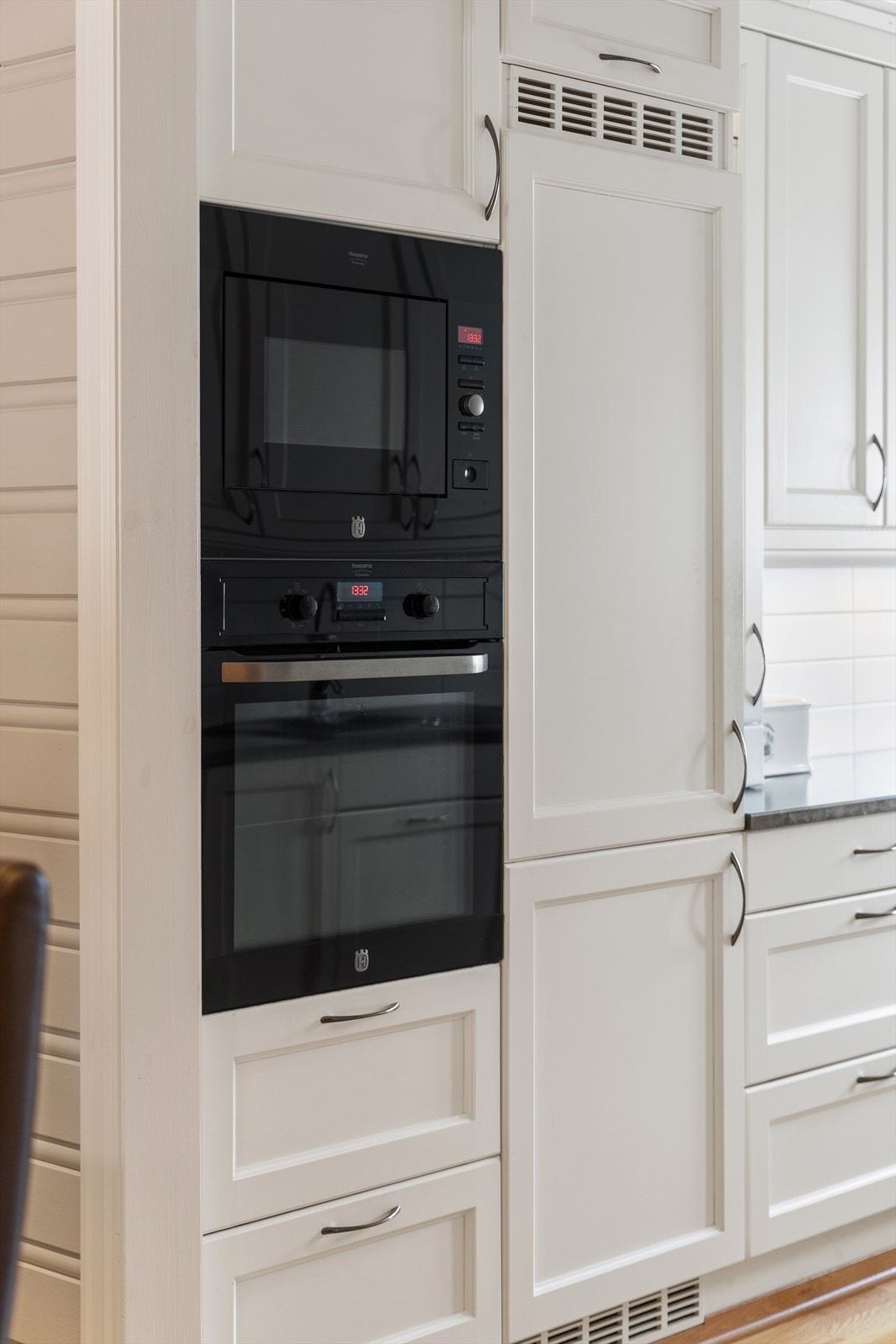 Her får du integrerte hvitevarer og kjøkkenventilator over koktopp. Avtrekket er også vurdert til TG1 av takstmann. Galleribilde