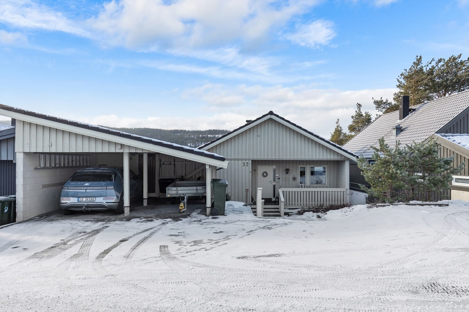 Det er etablert dobbel carport foran boligen, og det er i 2022 installert elbil lader. Galleribilde