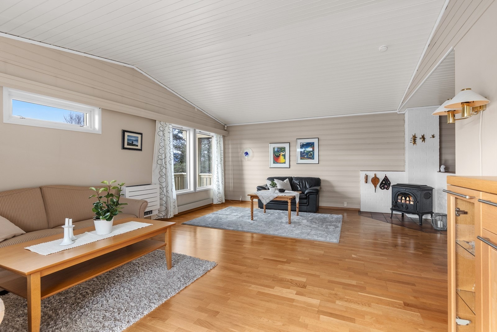 Stuen i 1. etasje er delt i to soner, med et totalt areal på 46 m². Galleribilde