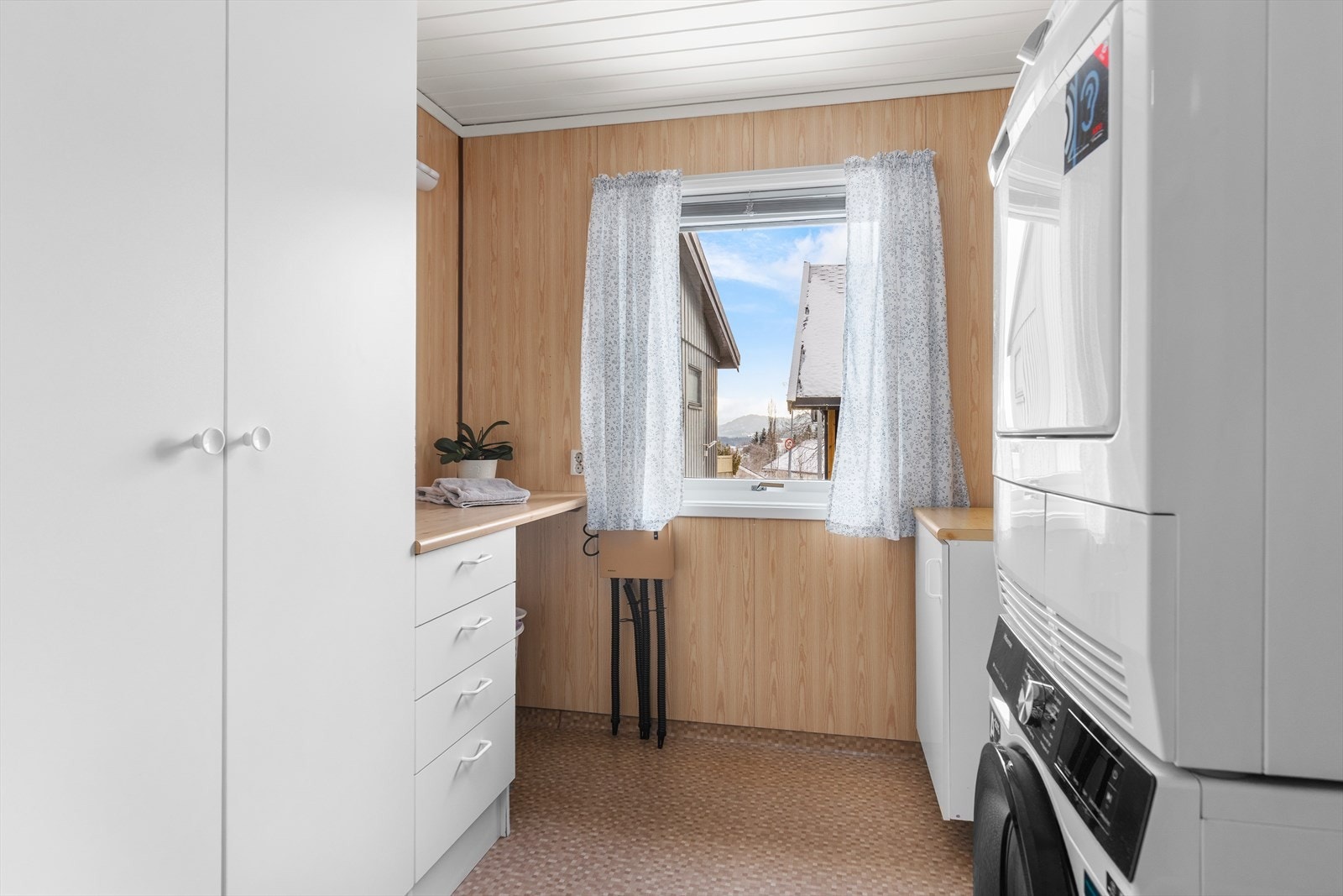 Ved siden av badet er det etablert praktisk vaskerom på 7 m². Varmtvannsberederen i boligen er byttet i 2010 og vurdert til TG1 av takstmann. Galleribilde