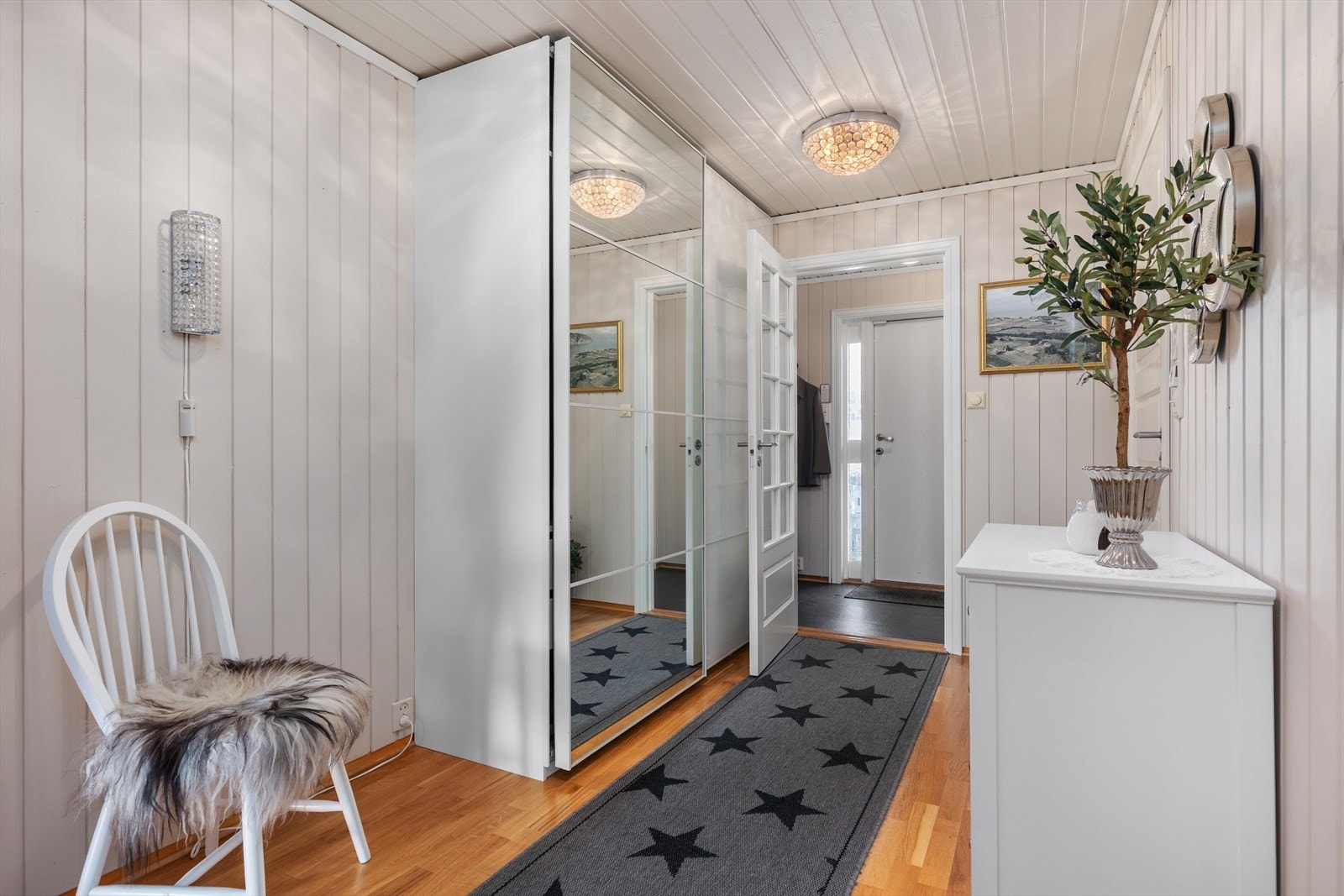 Inngangspartiet består av vindfang og gang på totalt 15,5 m². Noe som gir god plass til oppbevaring av sko og yttertøy. Galleribilde