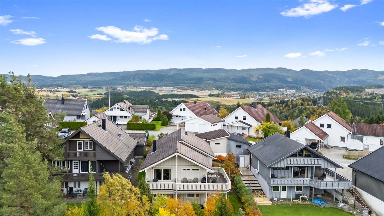 Fra eiendommen er det ca. 5 km til Klæbu sentrum, og ca. 20 minutter kjøring til Trondheim sentrum. Galleribilde