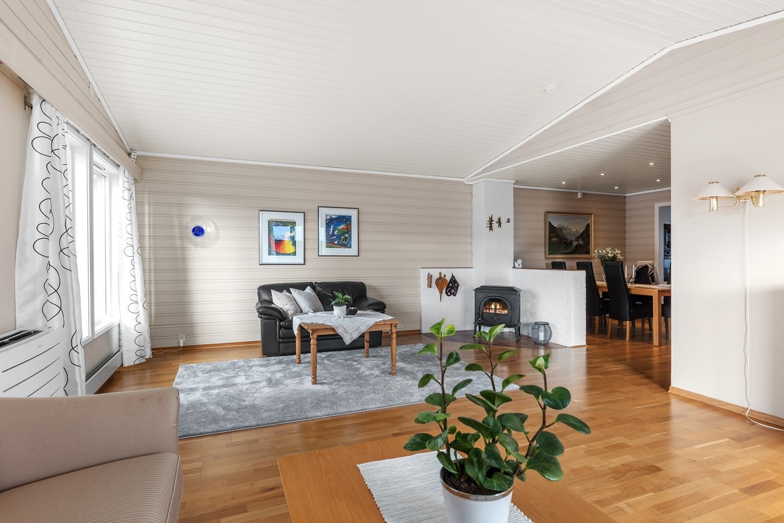 Det er installert luft til luft varmepumpe i 2023, og denne er vurdert til TG1 av takstmann. Galleribilde