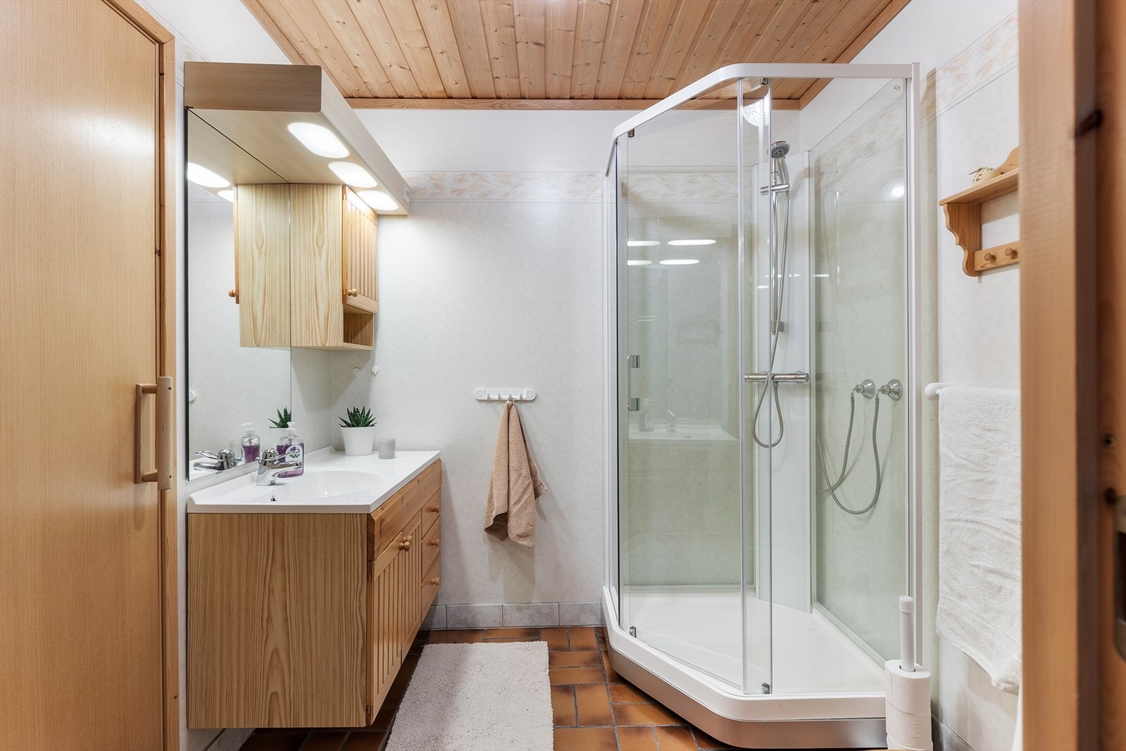 Bad nummer to er innredet med fliser på gulv, og takstmann har ved hulltaking vurdert tilliggende konstruksjoner til våtrom til TG0. Galleribilde