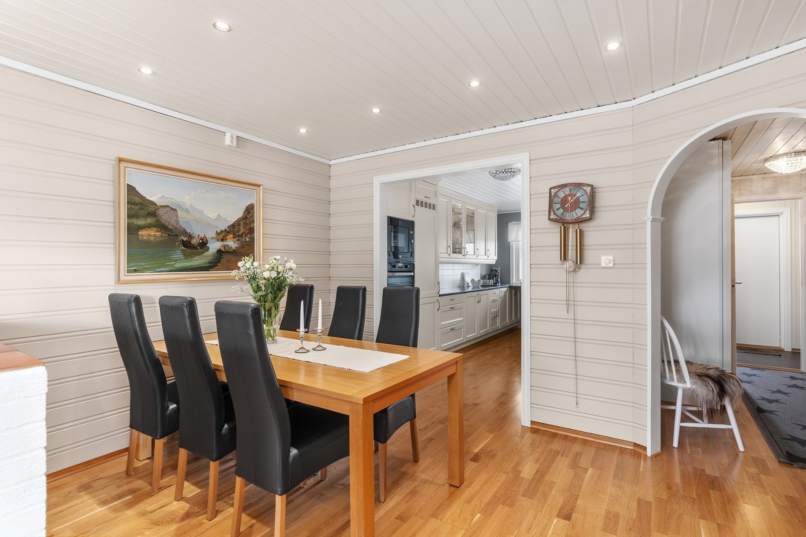 Fra spisestuen er det adkomst til kjøkkenet, som er på romslige 14 m². Galleribilde