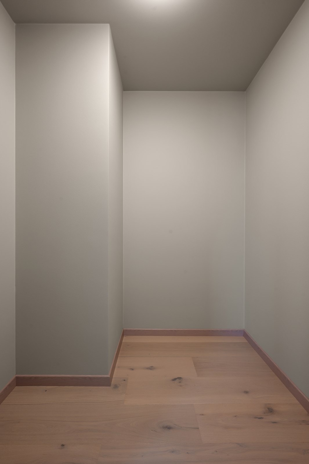 Kan innredes til klær eller til alt annet man trenger å stue bort. Galleribilde