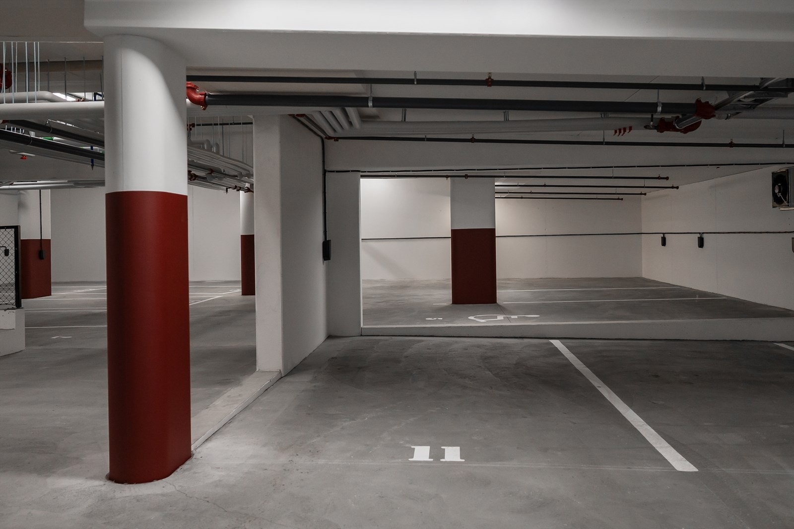 Garasjeplass 11 kan kjøpes i tillegg for kr 750 000,- (kostpris). Her er det installert el-bil lader. Galleribilde