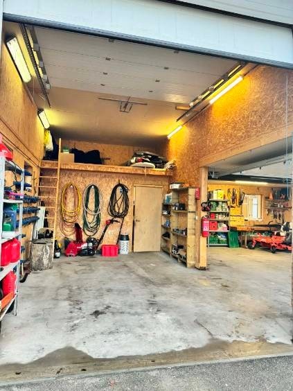 Garasje innvendig - høy kjøreport - selgers privat bilde. Galleribilde