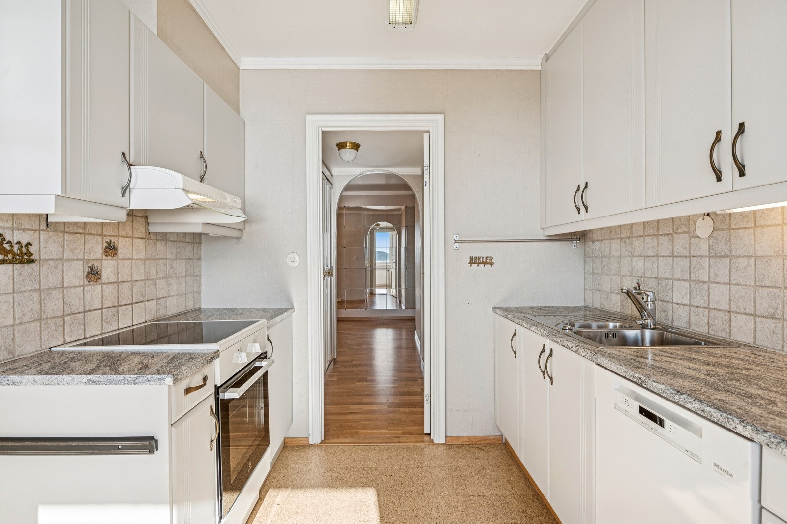 Kjøkkenet har adkomst både fra hallen og fra spisestuen. Galleribilde