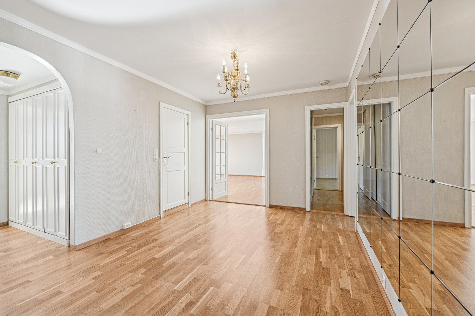 Romslig hall med inngang både mot kjøkken, stue og soveromsgang. Galleribilde