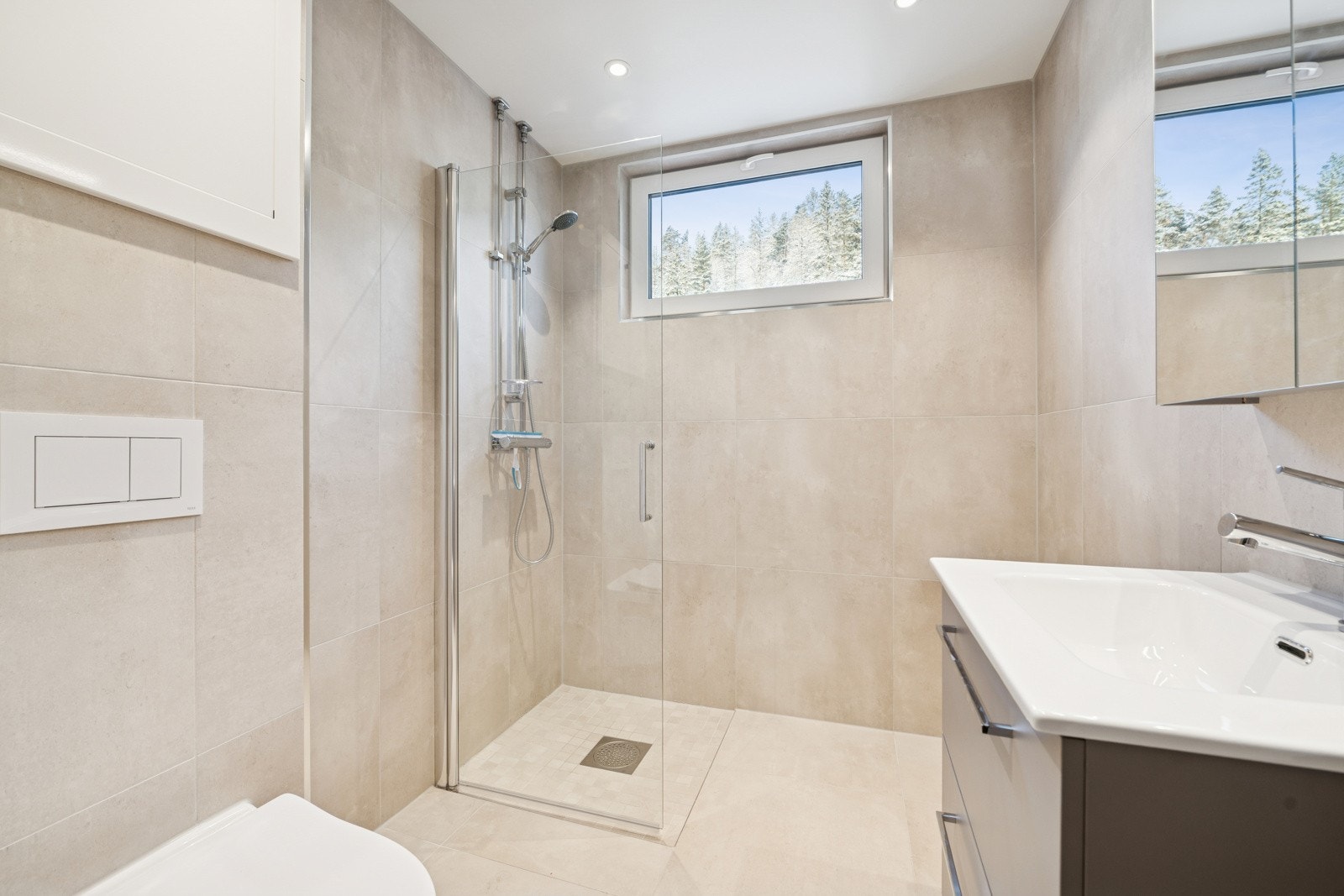 Helt nytt og lekkert flislagt bad med wc, dusj, servant og overskap med speil. Galleribilde