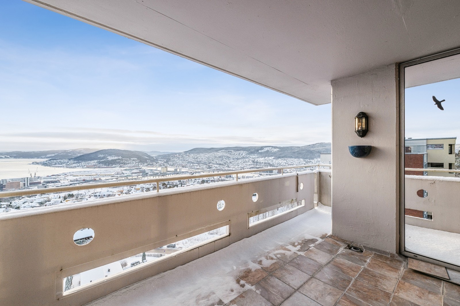 Romslig, sydvendt balkong med panorautsikt over store deler av Drammen og Drammensfjorden. Galleribilde