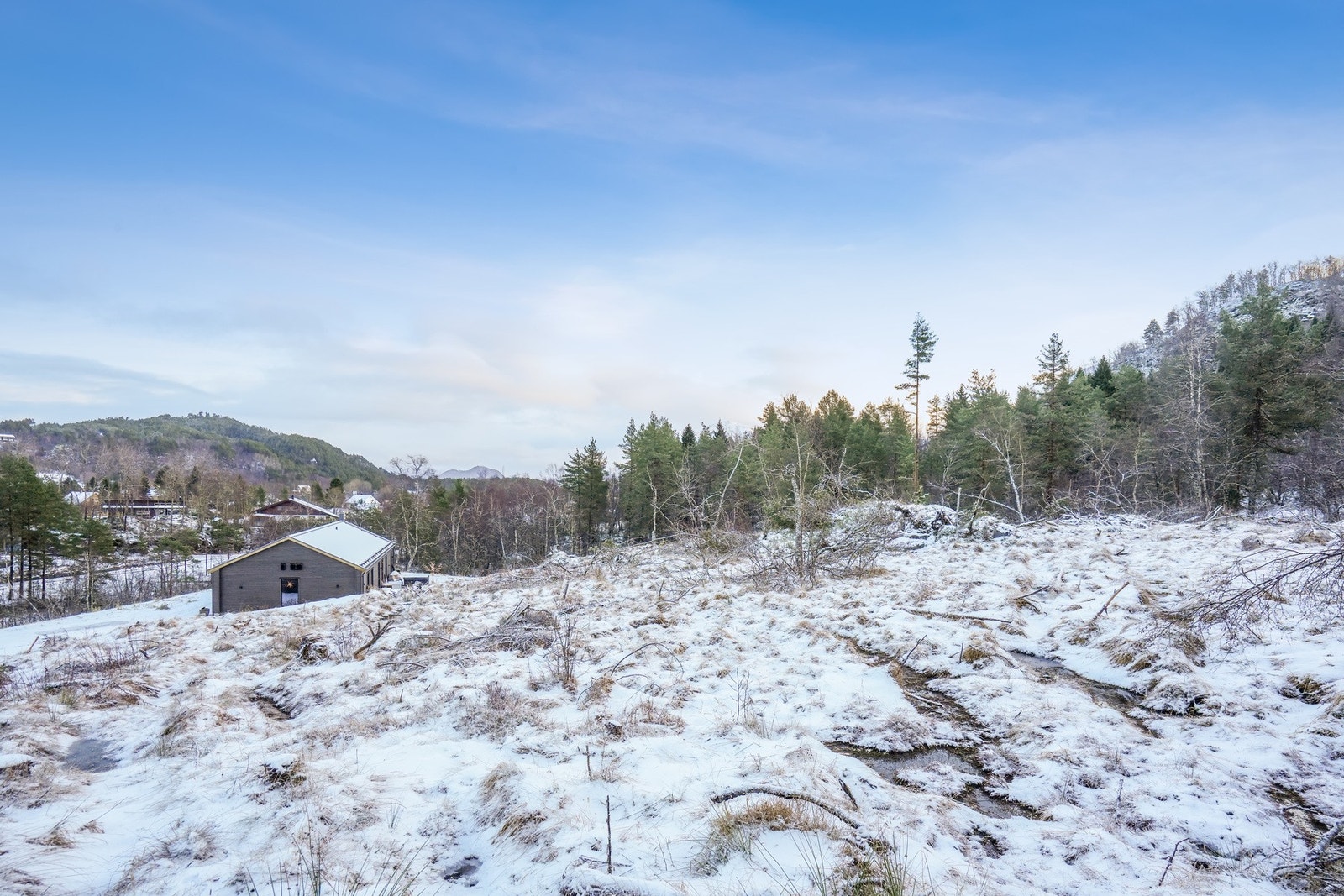 Idyllisk område for barnefamilier, Valle barnehage og skole ligger ca. 4.4 kvm unna. Galleribilde