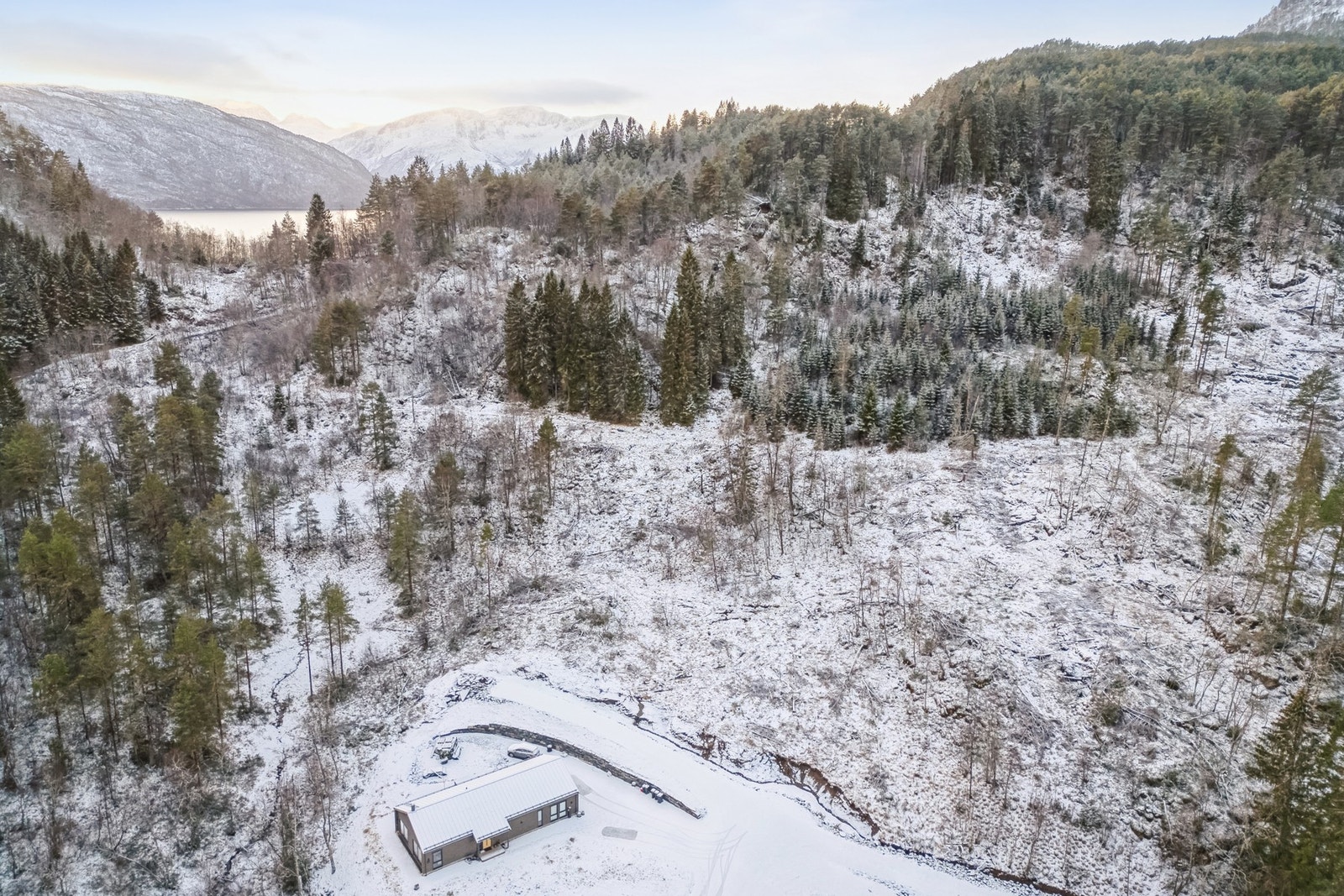 Landlig beliggenhet med naturen tett på. Galleribilde