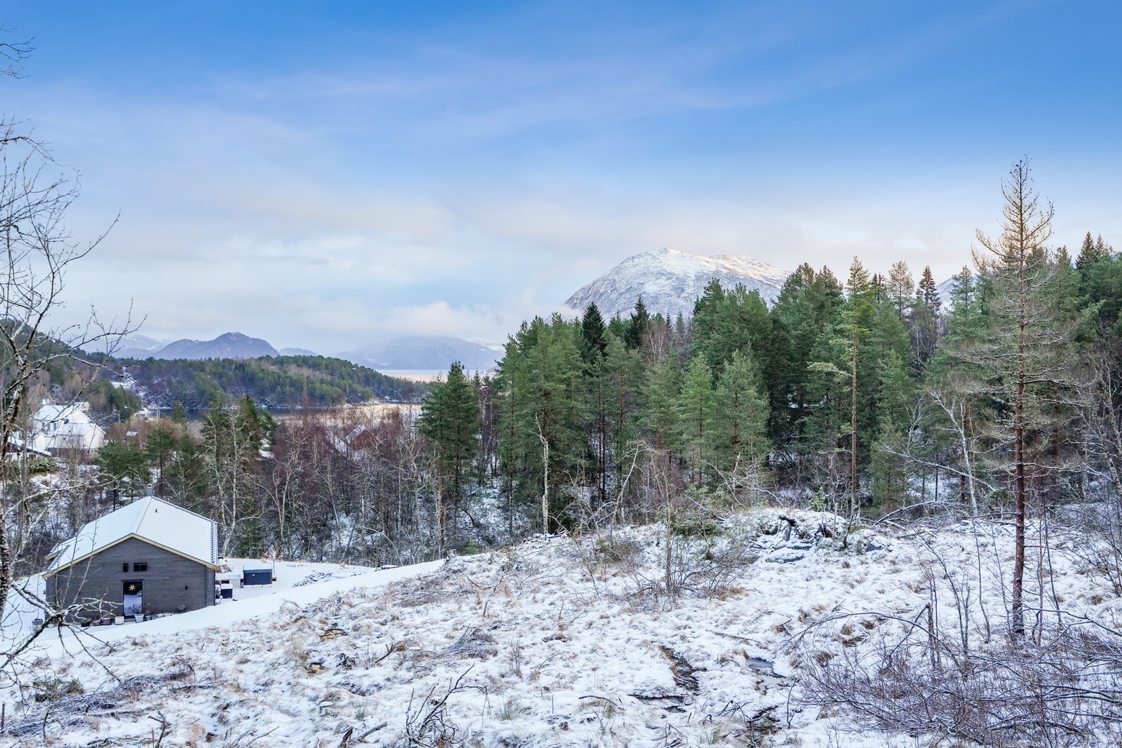 Tomtene ligger i et rolig og naturskjønt område på Glomset. Galleribilde