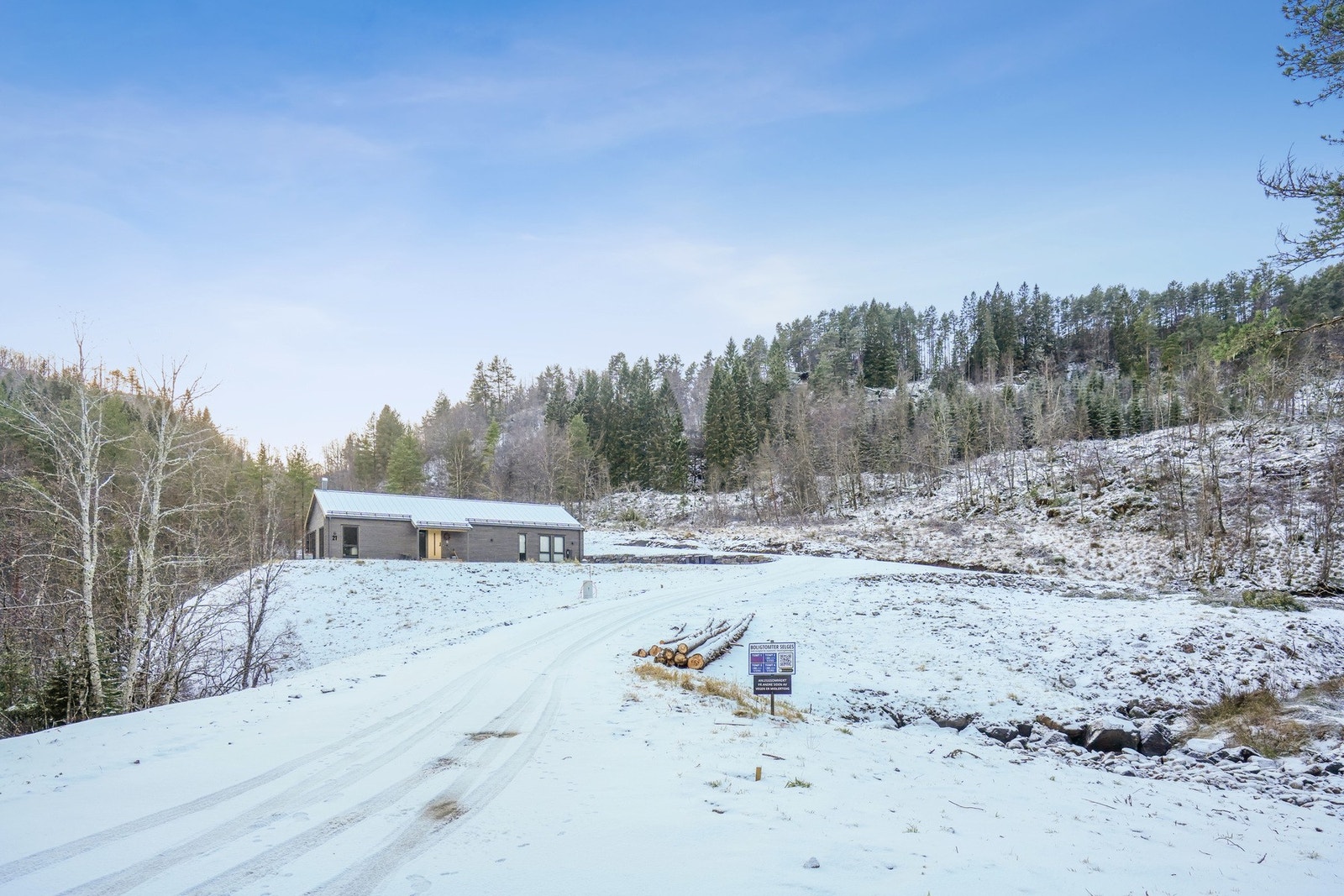 Det er vei og teknisk anlegg fremlagt til tomten. Galleribilde
