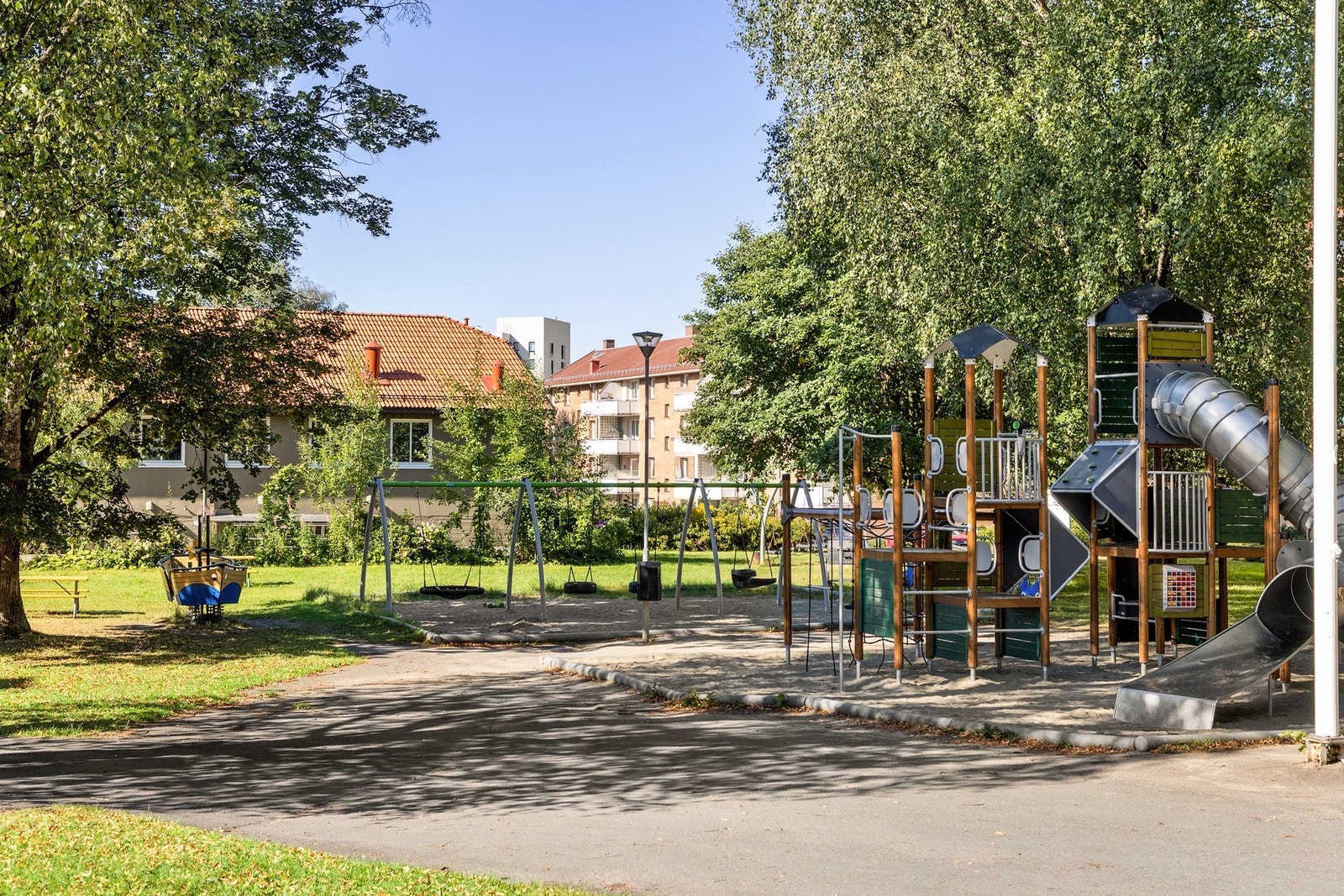 På fellesområdet er det også fellesgriller tilgjengelig, samt piknikbord/benker. Galleribilde