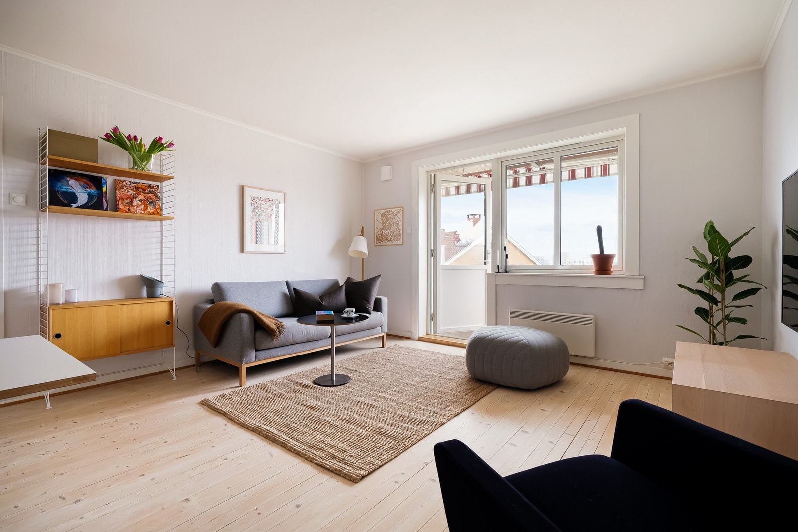 Vindusflatene gir godt med naturlig lys inn i rommet. Galleribilde