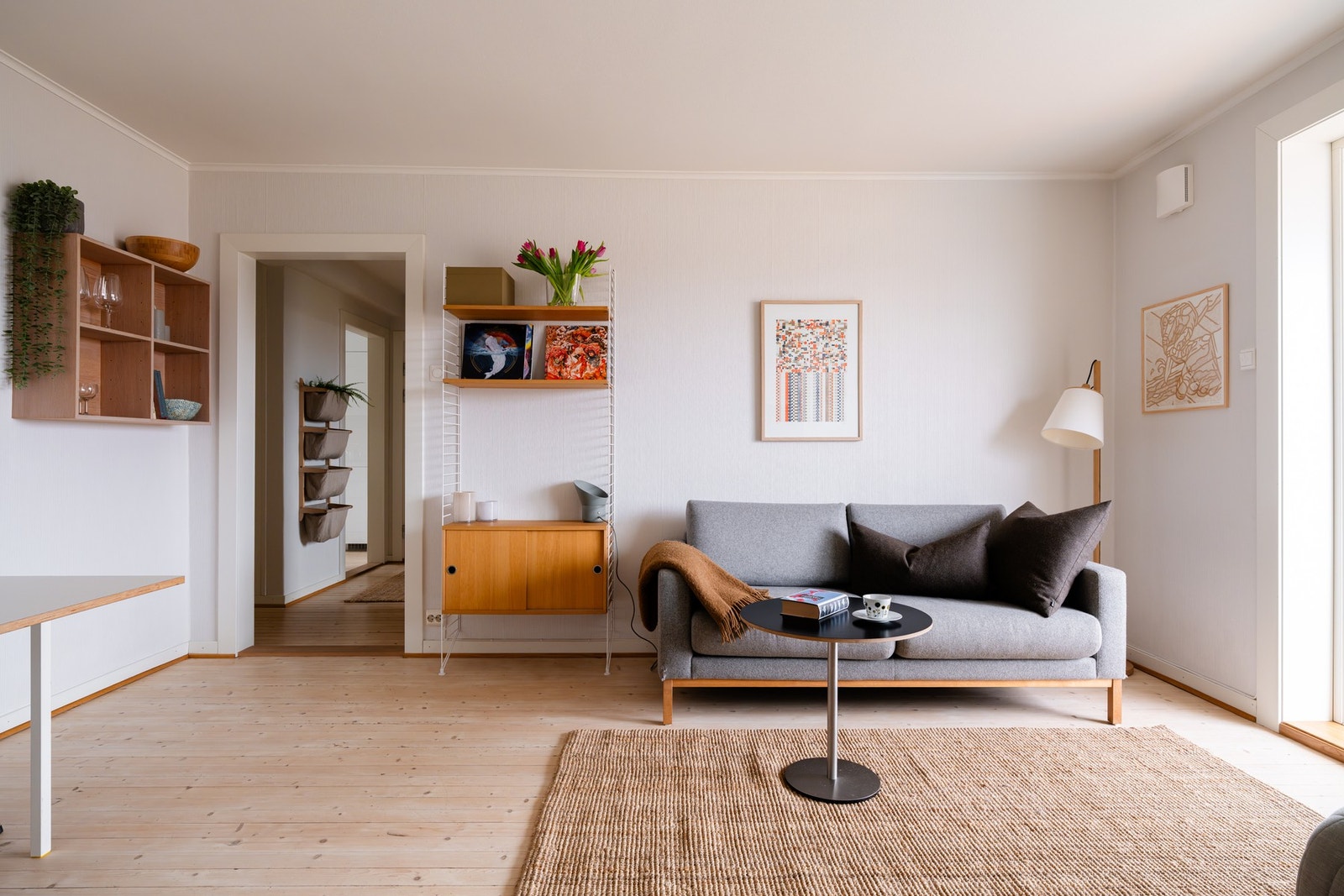 Stuen har fin plass for sofa, salongbord og tilhørende mediemøblement. Galleribilde