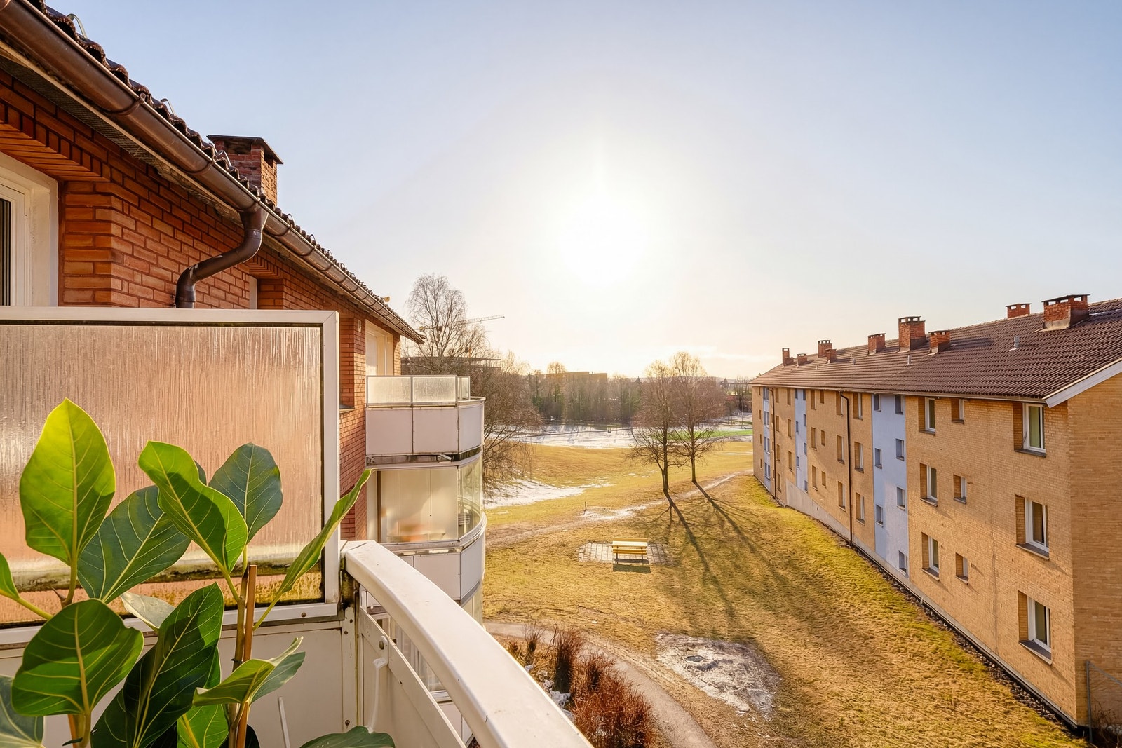 Luftig plassering og sol fra ca. 13:00 til 22:30 på sommeren i følge selger.
Bildet er delvis AI-redigert. Utsikt og solforhold er representative, med mindre avvik. Galleribilde