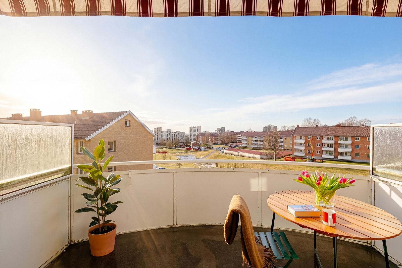 Fredrik Lund ved EIE Løren ønsker velkommen til Åsensvingen 9C! Foto: Borowiak AS (Chris Borowiak)
Bildet er delvis AI-redigert. Utsikt og solforhold er representative, med mindre avvik. Galleribilde