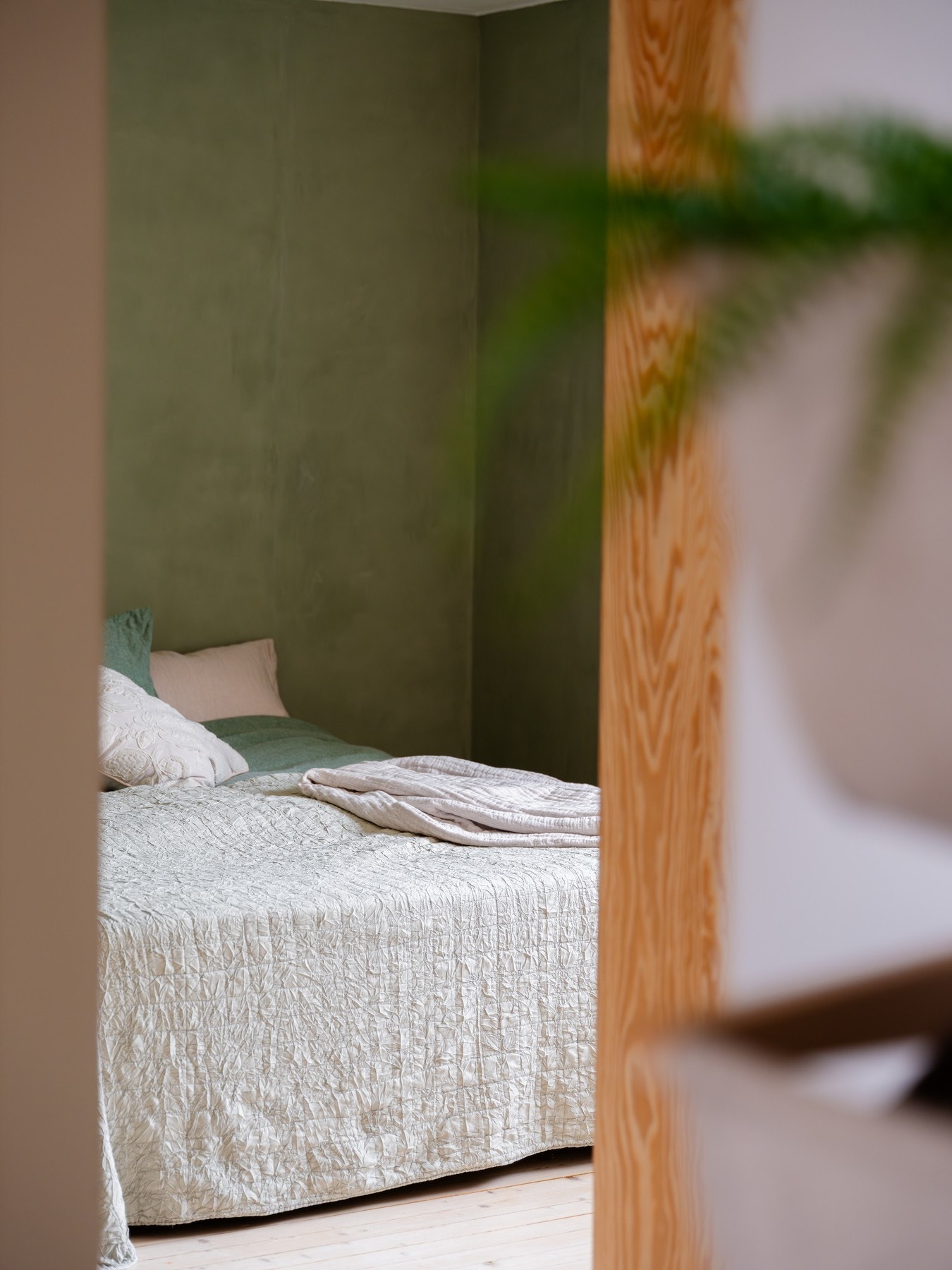 Hovedsoverommet er av god størrelse og byr på fin plass for dobbeltseng med tilhørende nattbord. Galleribilde