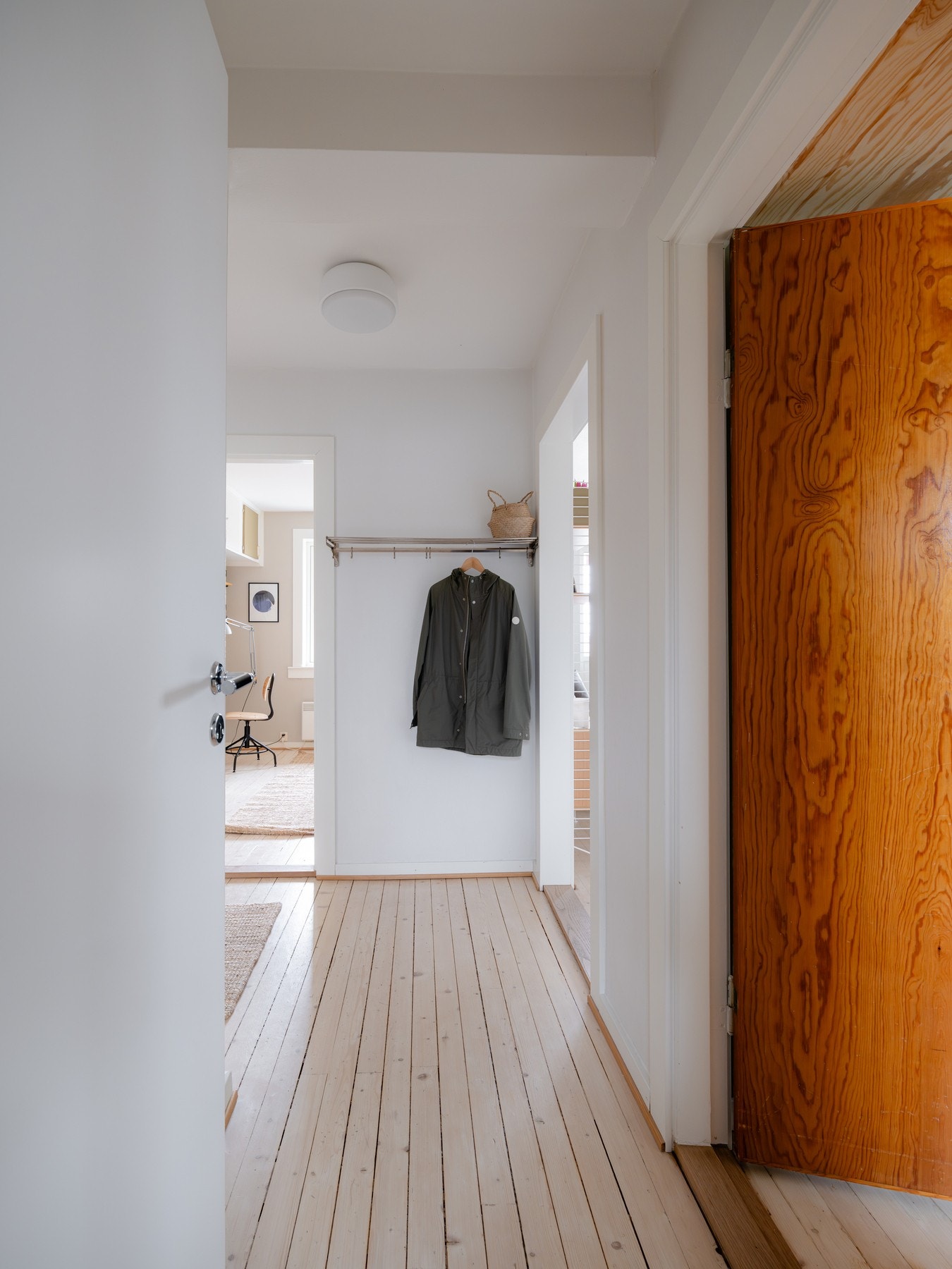 Entréen byr på plass for knaggrekker, speil og kommode. Galleribilde