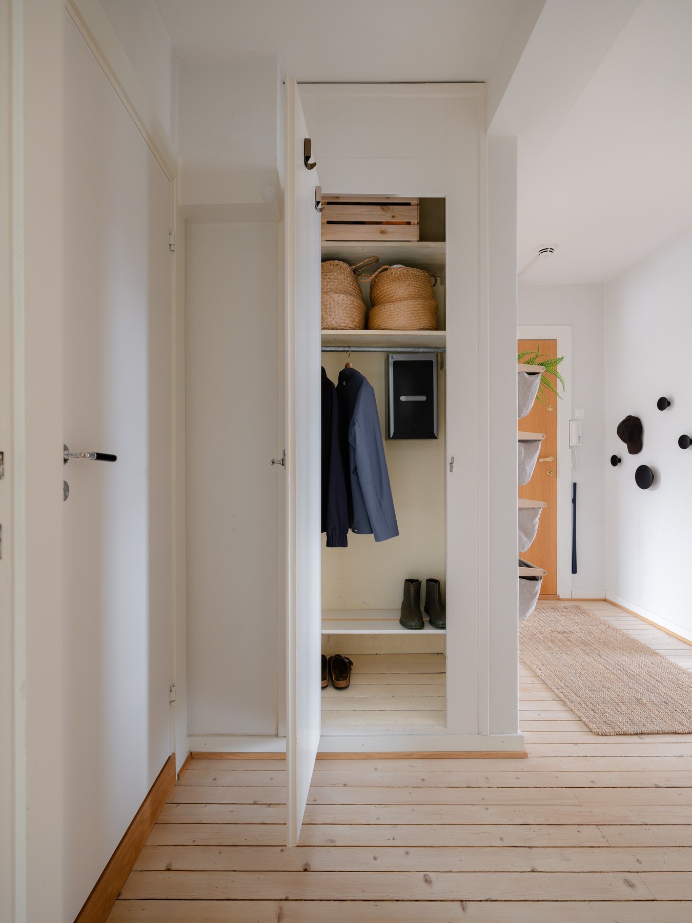 Plassbygget garderobeløsning gir fin plass for yttertøyet uten å ta opp plassen. Galleribilde
