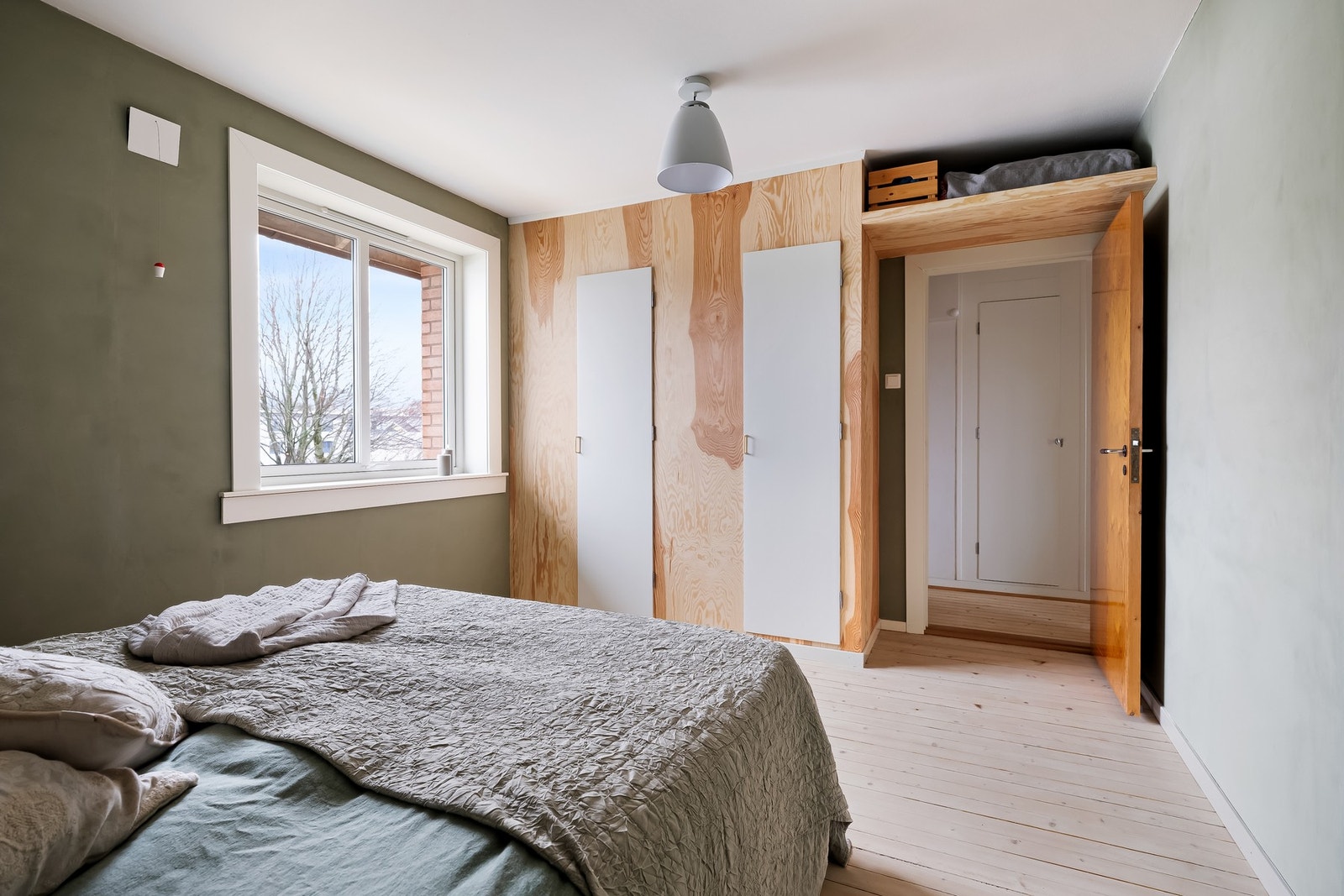 Videre er det plassbygget garderobeløsning som gir fint med plass for klærne dine. Galleribilde