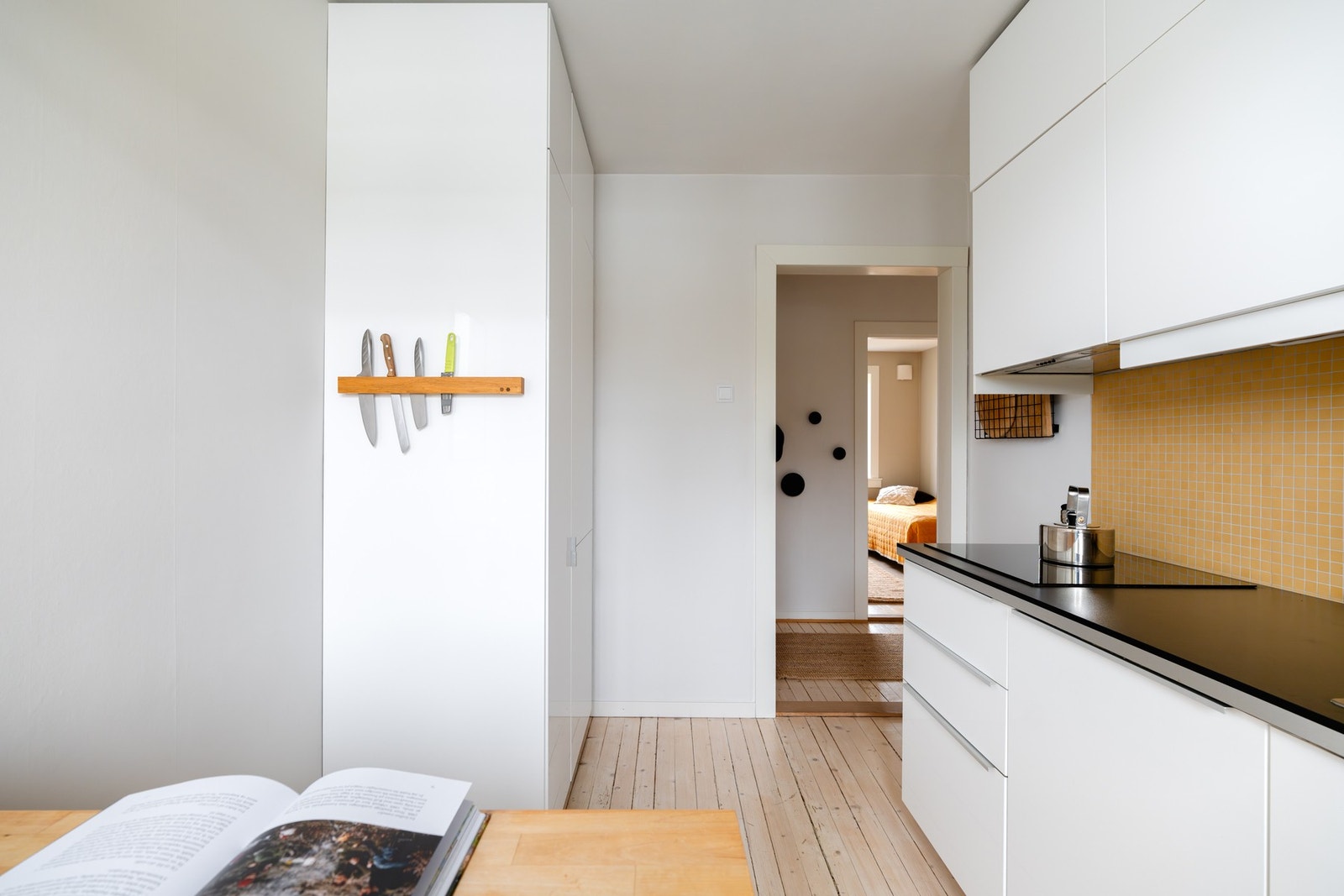 Videre er det montert flisfelt over benk samt belysning og stikkontakt under overskapene. Galleribilde