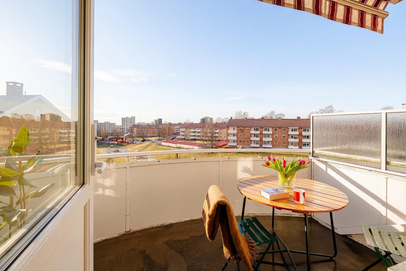 Uteplassen er på 8 kvm og gir med det godt med plass for utemøblement.
Bildet er delvis AI-redigert. Utsikt og solforhold er representative, med mindre avvik. Galleribilde